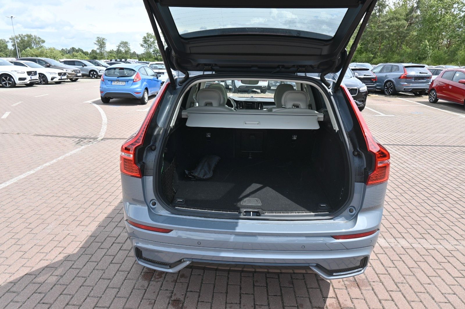 Volvo XC60 B4 D Ultimate Dark AWD - Samsaru's Car Outlet
