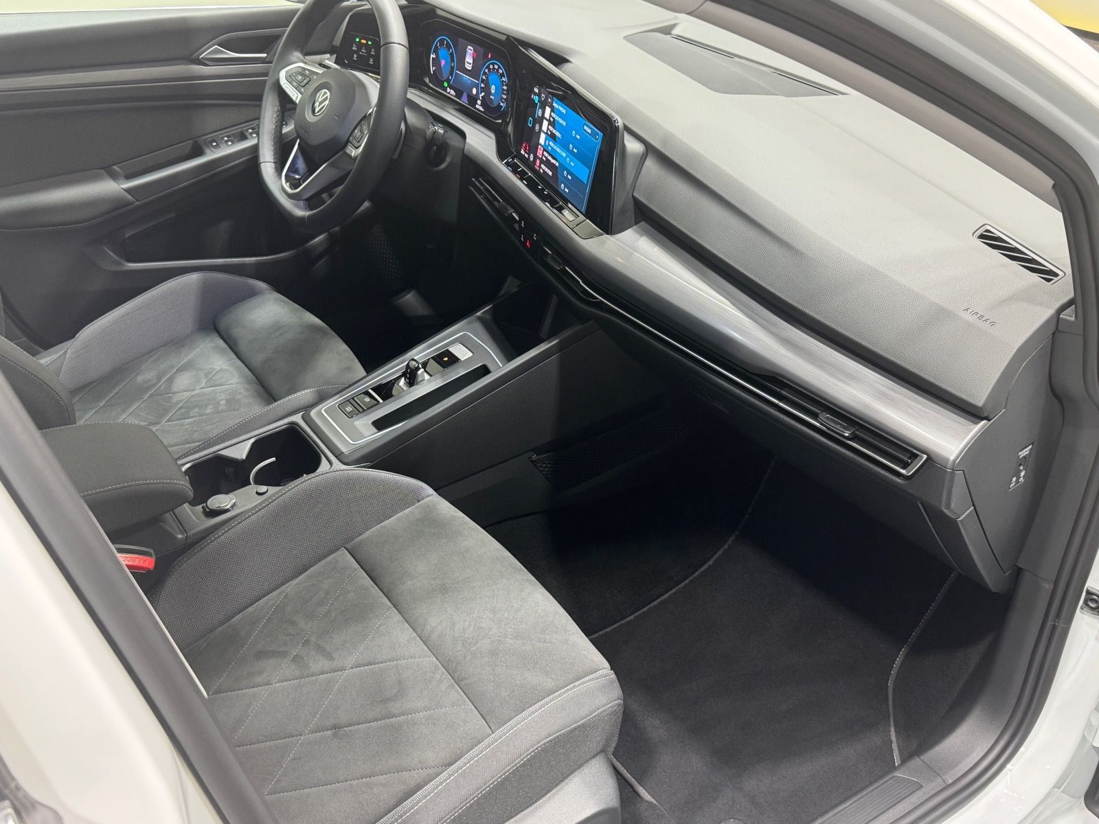 Volkswagen Golf Style 2.0 TDI DSG - Samsaru's Car Outlet