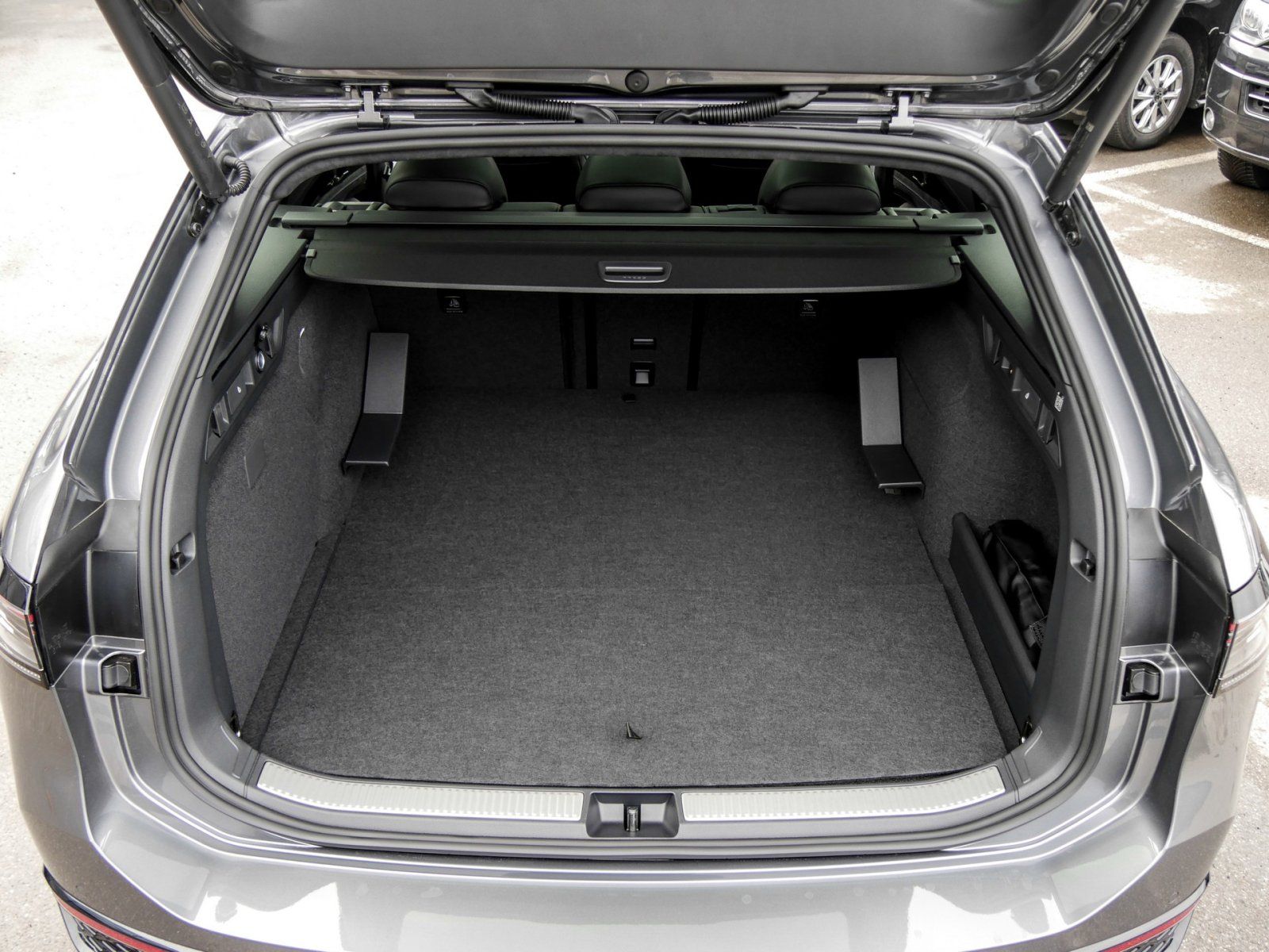 Volkswagen Passat Variant R-Line Signature eHybrid Harman P