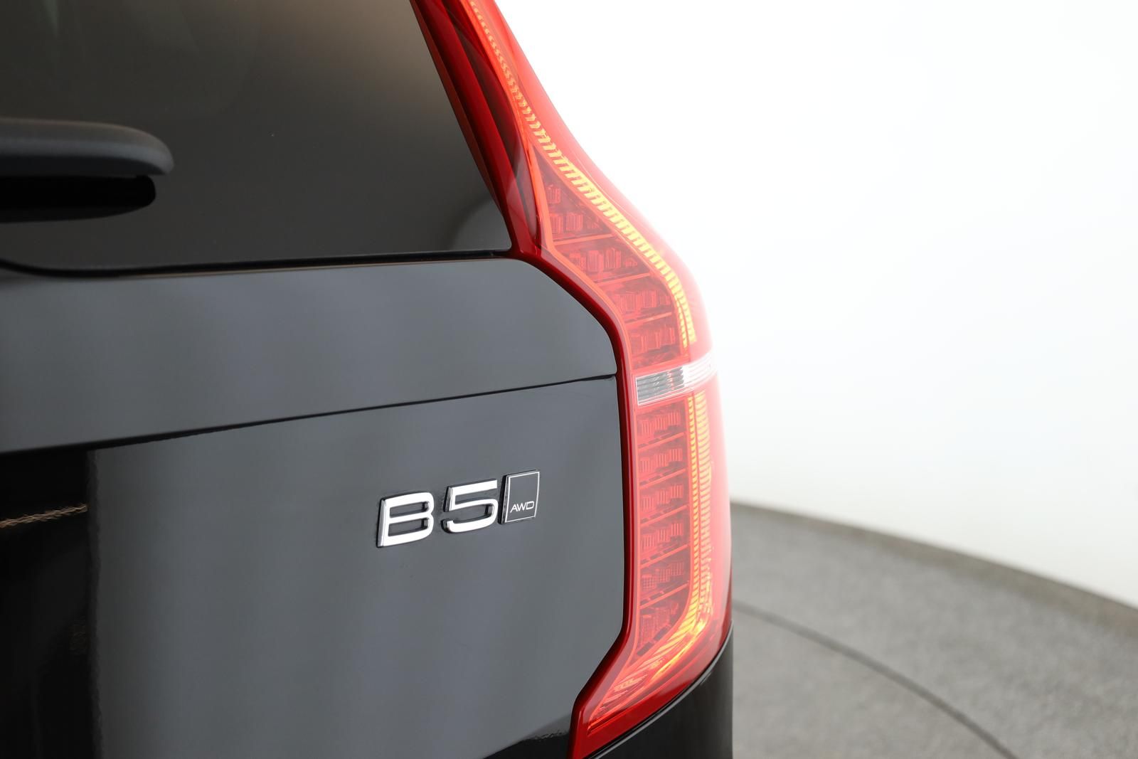 Volvo XC90 B5 AWD Core 7S LED Navi SHZ ACC Kam 20" AHK