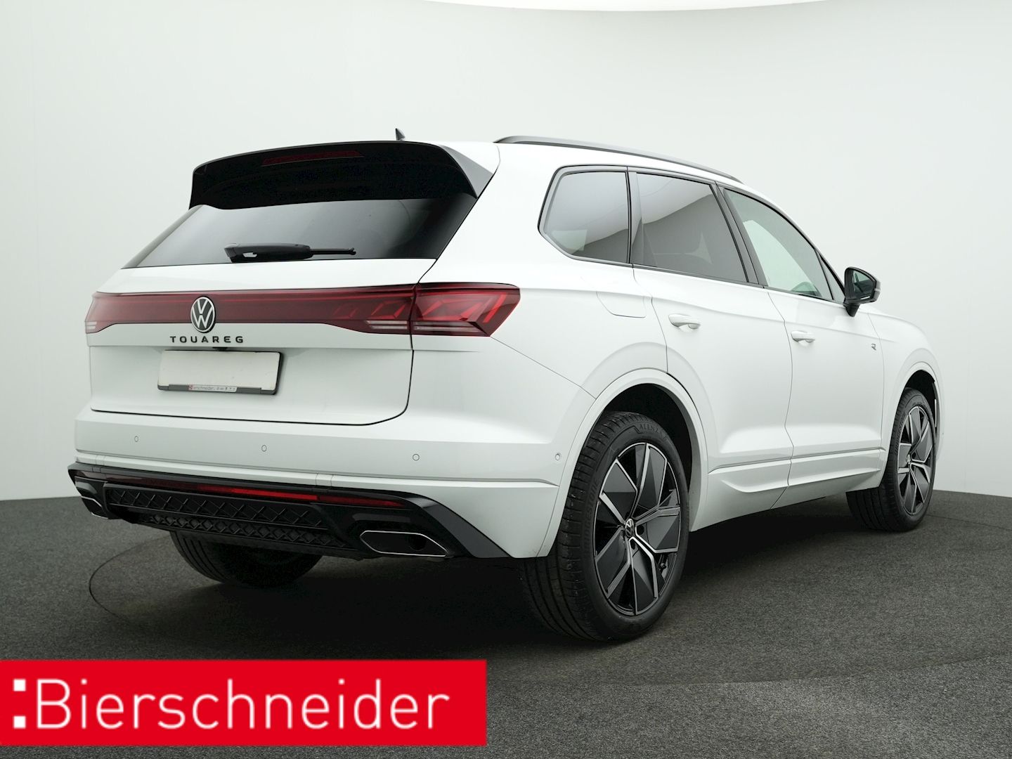 Volkswagen Touareg 3.0 TDI R-line Black - Samsaru's Car Outlet