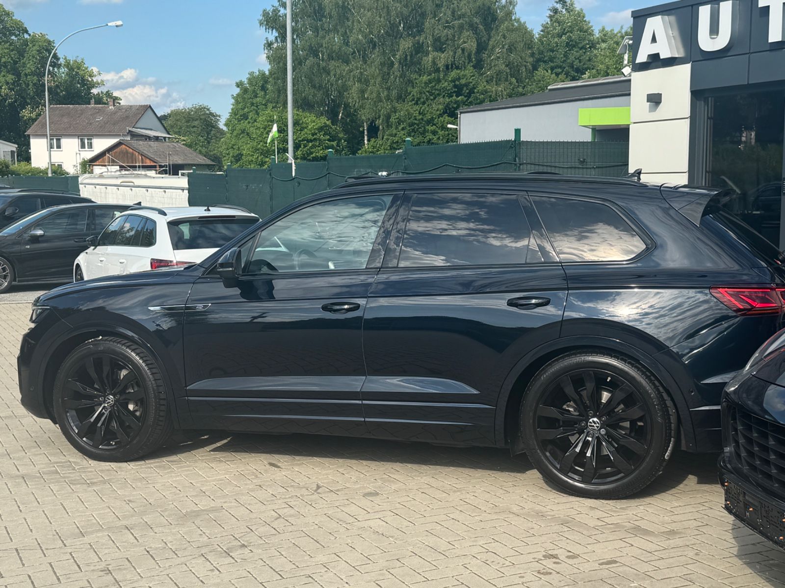 Volkswagen Touareg R-Line 4M Black - Samsaru's Car Outlet