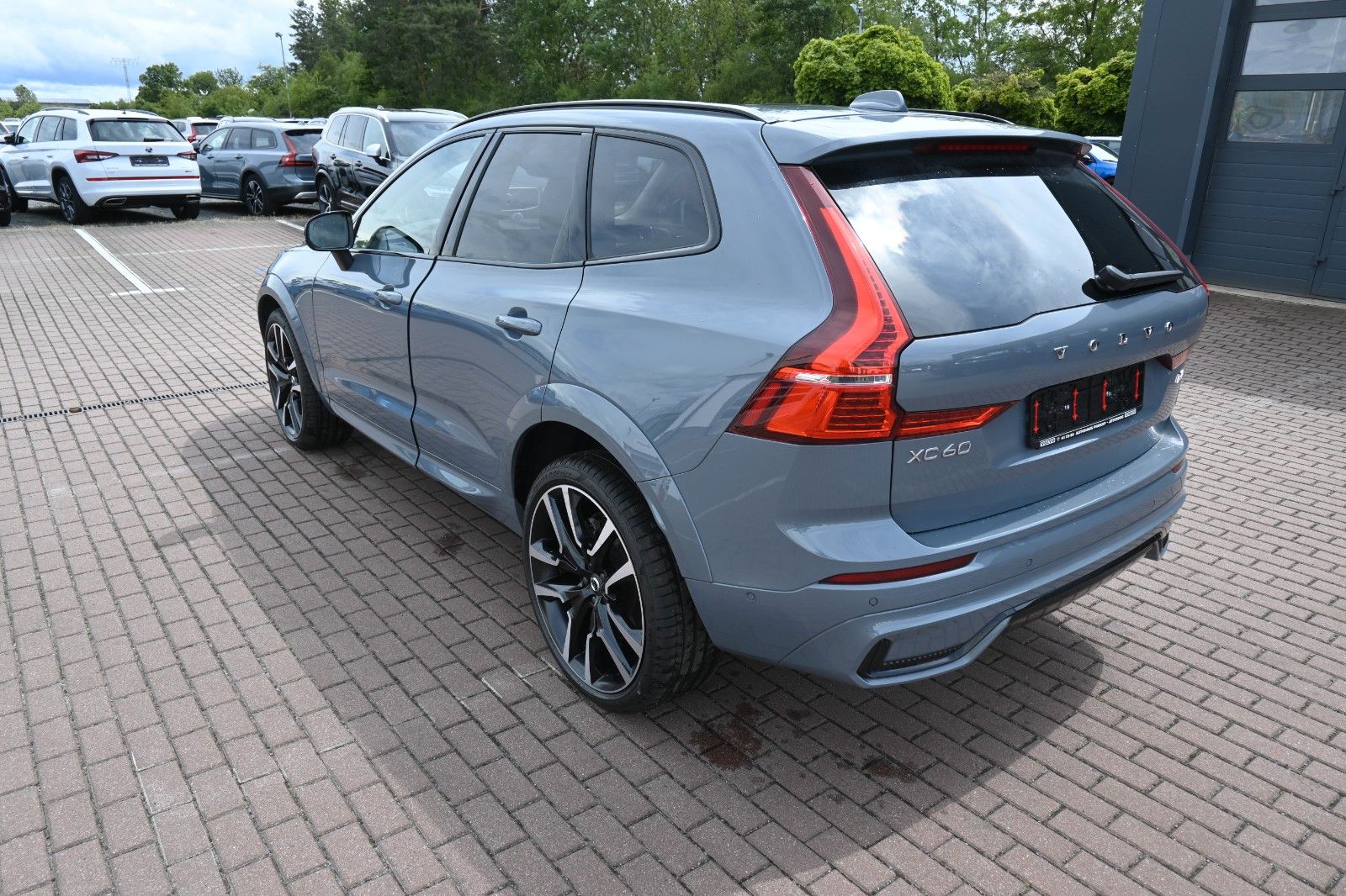 Volvo XC60 B4 D Ultimate Dark AWD - Samsaru's Car Outlet