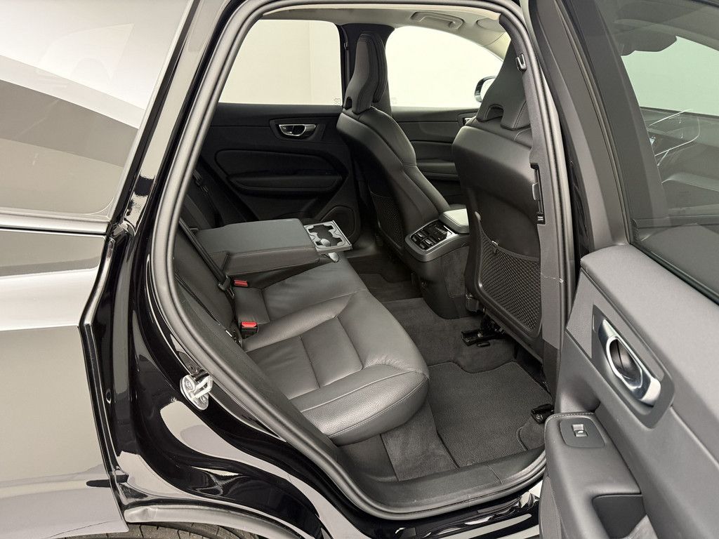 Volvo XC60 B5 AWD Ultra Dark *AHK*21-Zoll*360°*Luft-Fa