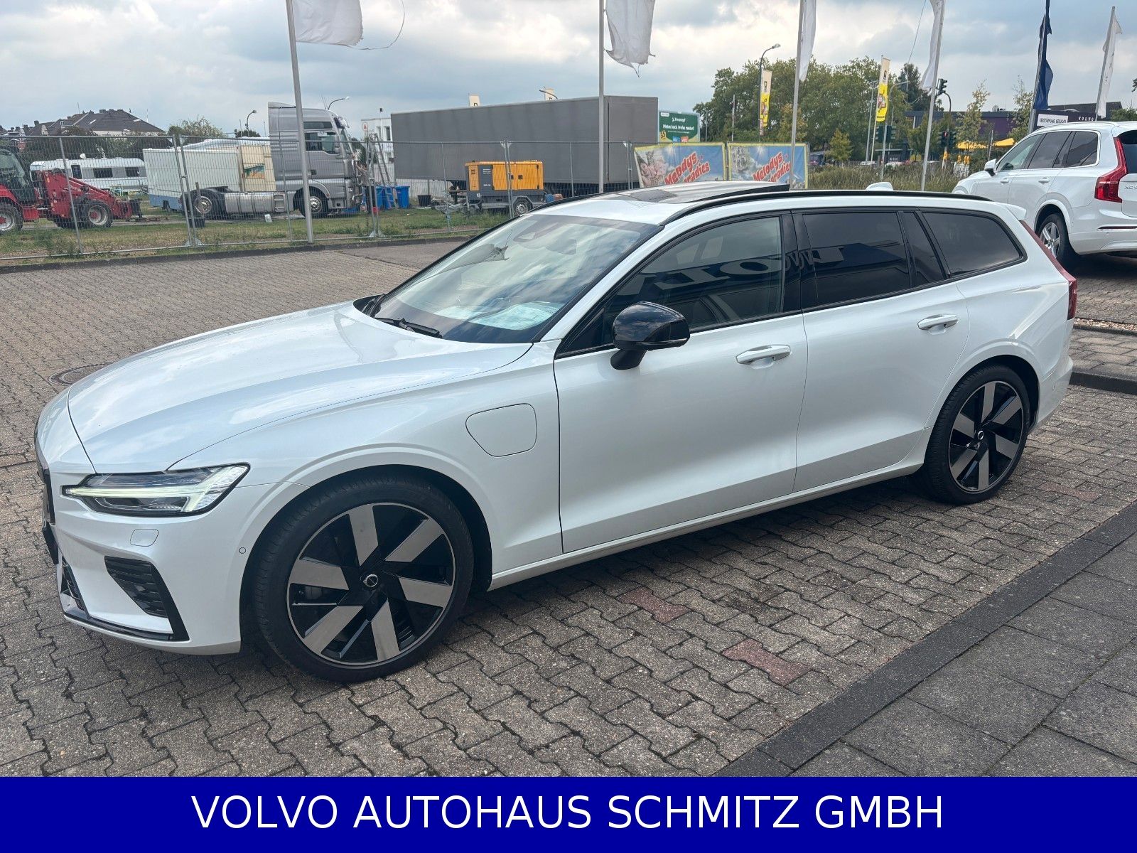 Volvo V60 T6 Ultra Dark Plug-In AWD Bowers AHK