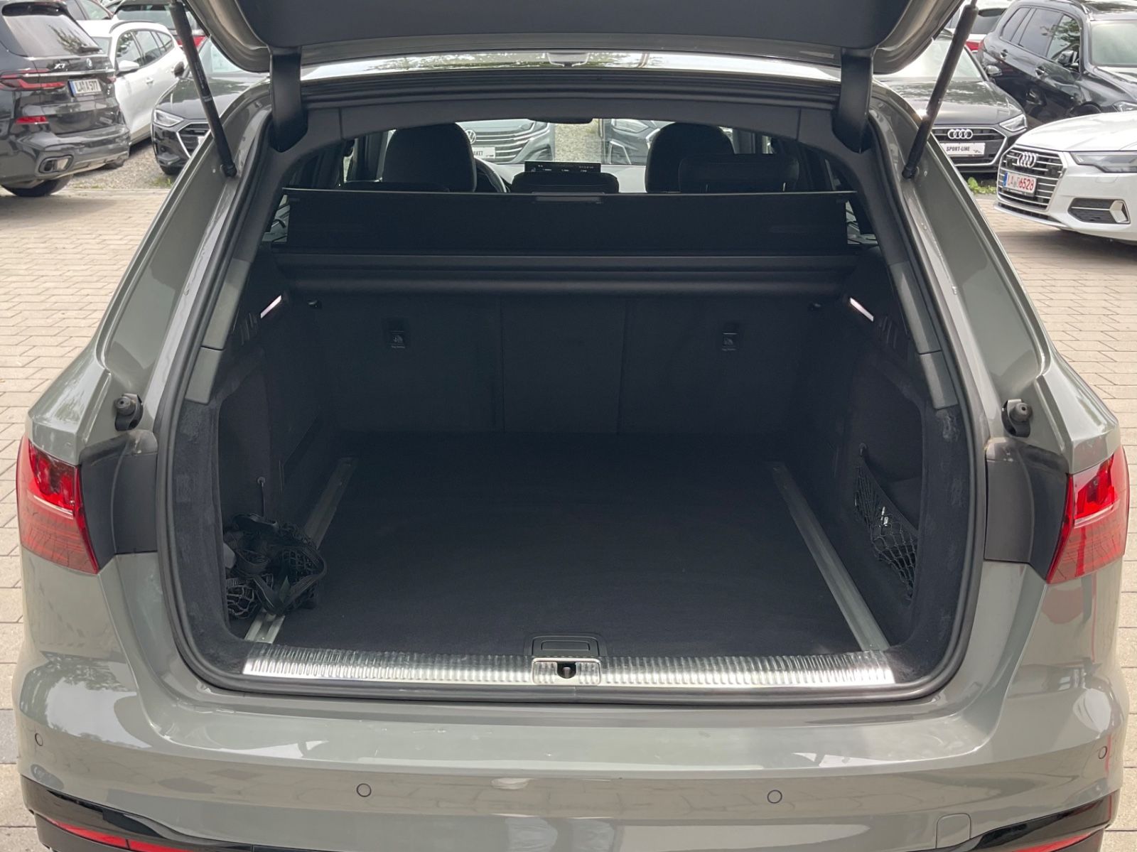 Audi A4 Av.40 TFSI quattro S line - Samsaru's Car Outlet