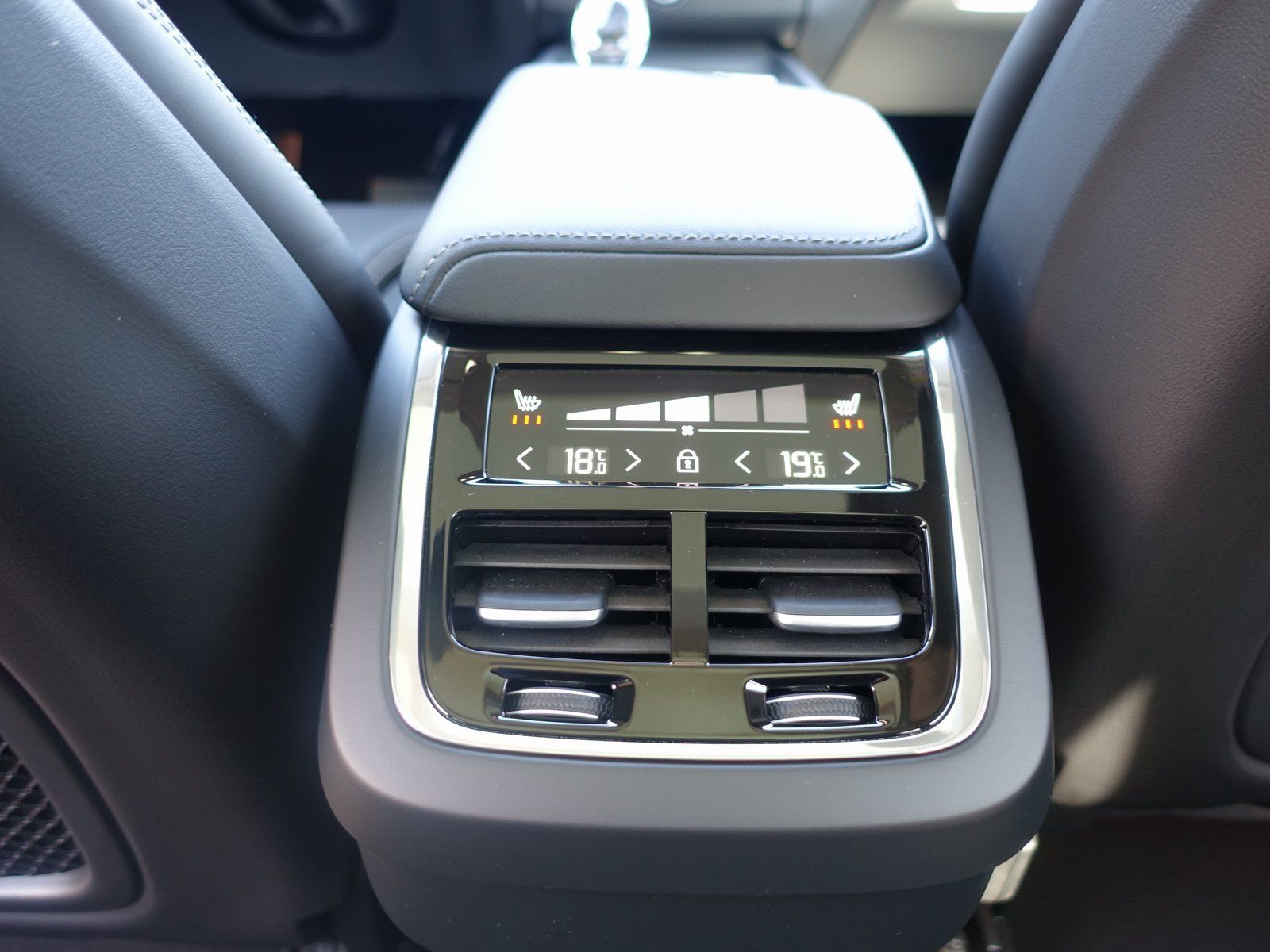 Volvo XC60 Ultra B5 AWD Dark - Samsaru's Car Outlet