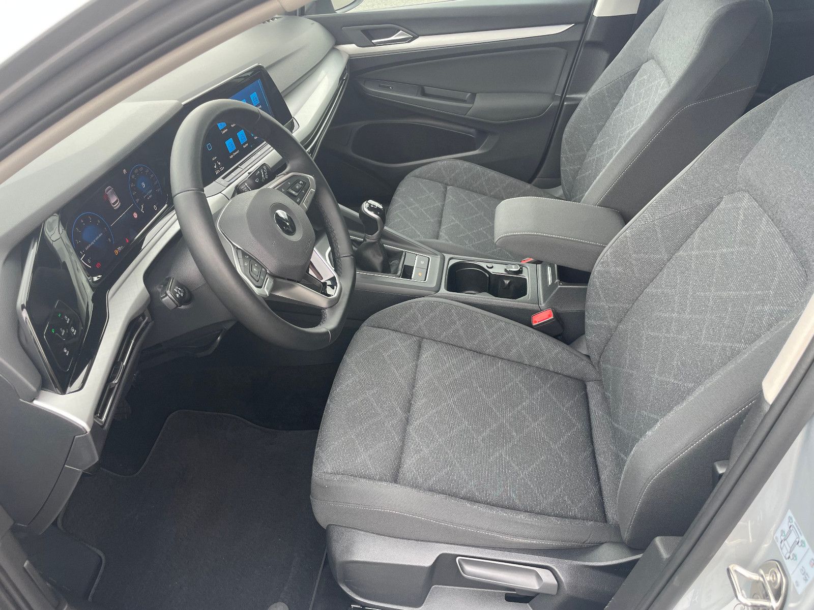 Volkswagen Golf VIII 1.5 TSI Lim. Life - Samsaru's Car Outlet
