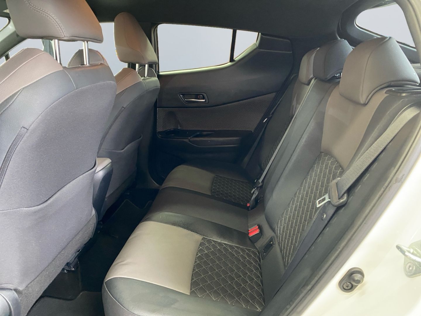 Toyota C-HR 2.0 Hybrid Lounge - Samsaru's Car Outlet