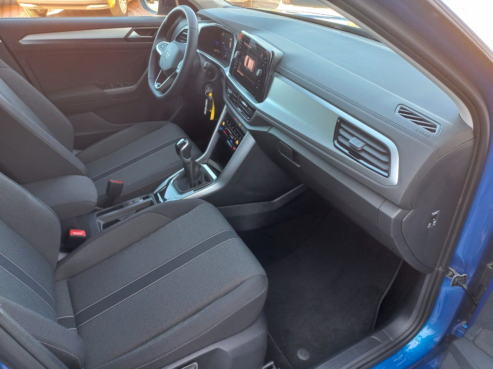 Volkswagen T-Roc Life - Samsaru's Car Outlet