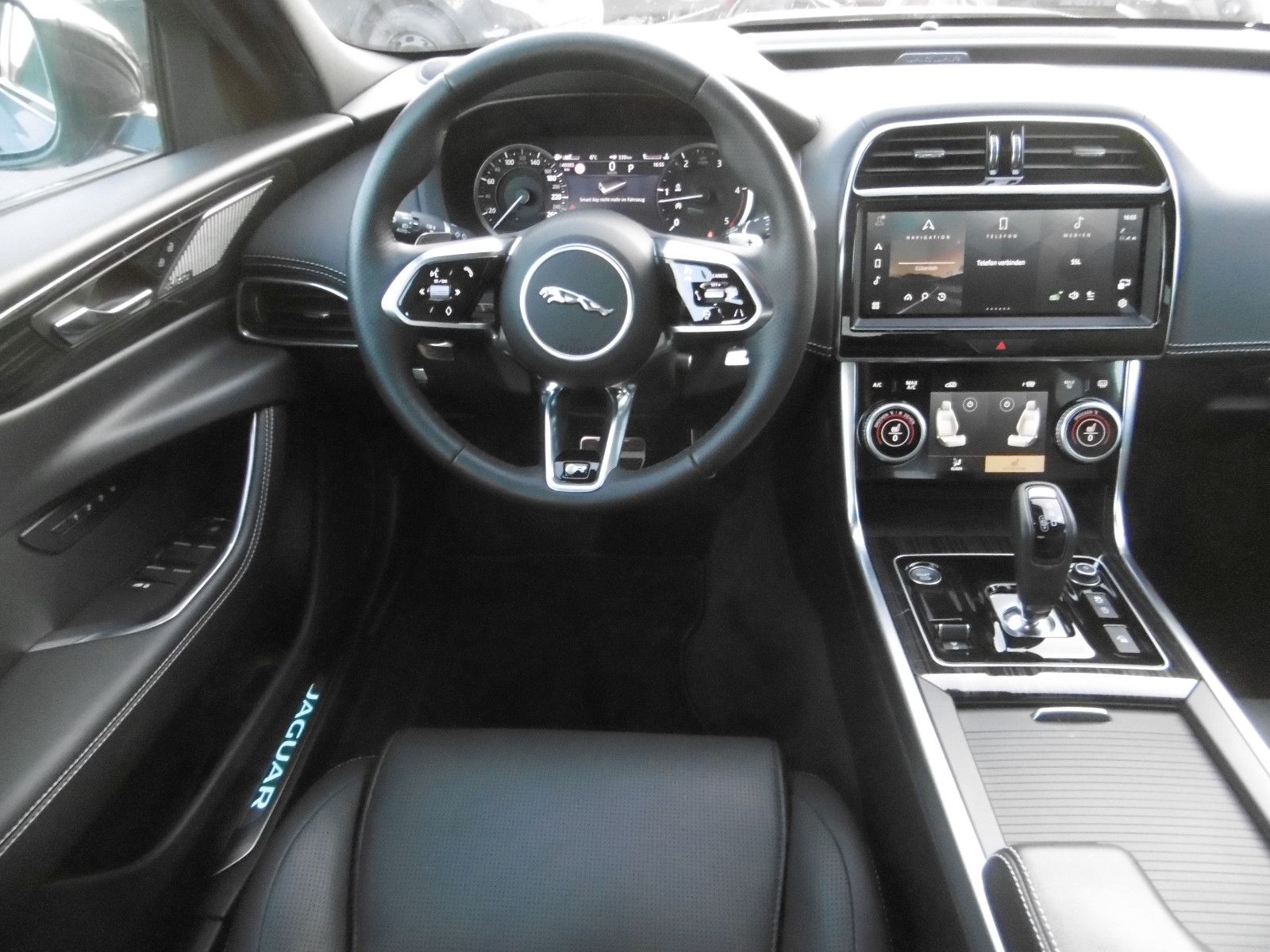 Jaguar XE R-Dynamic Black Edi. AWD AHK Leder el. Sitze
