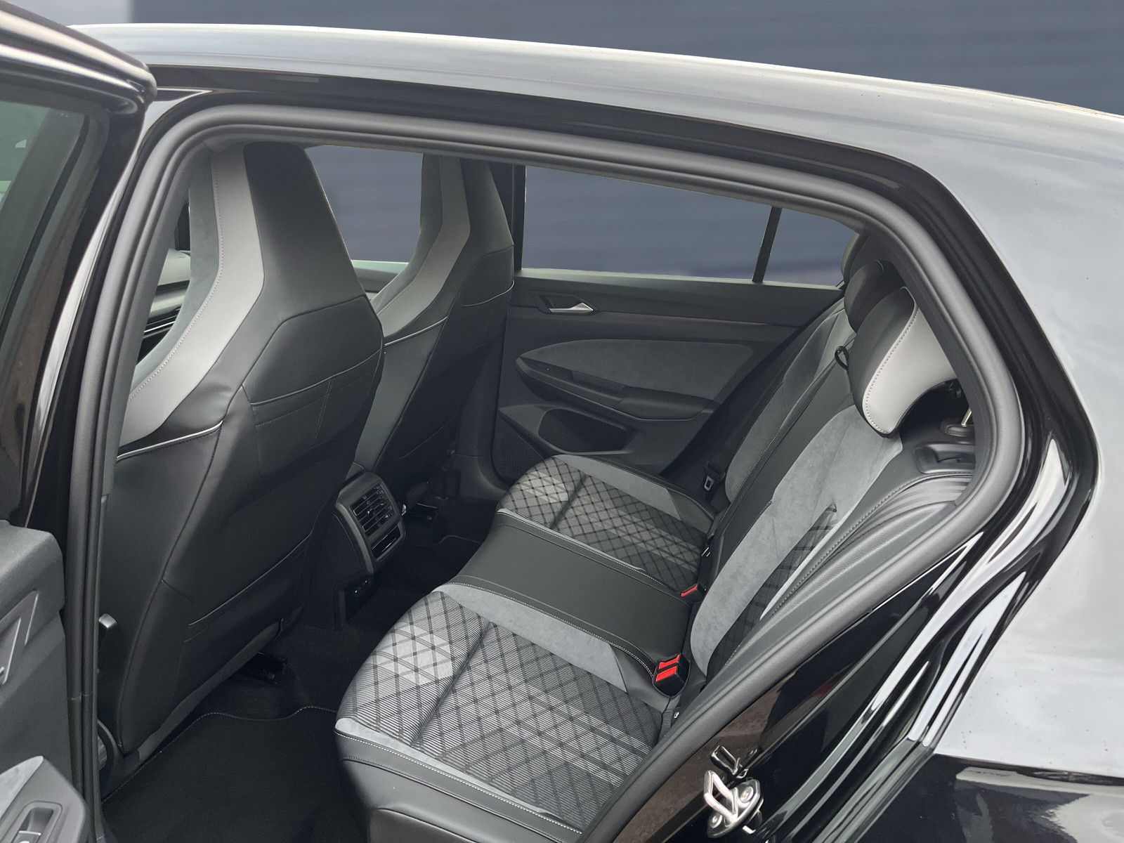 Volkswagen Golf VIII 1.5 eTSI DSG R-Line - Samsaru's Car Outlet
