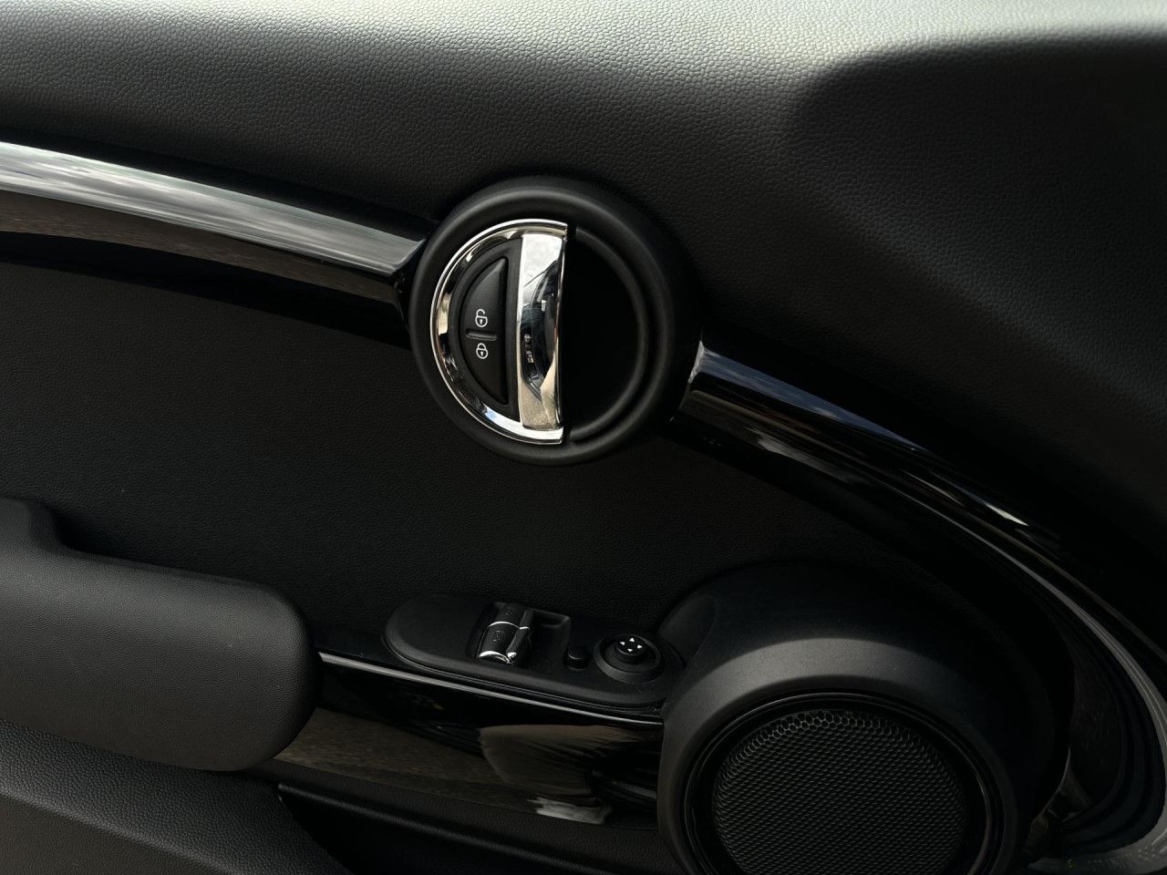 MINI Cooper SE Essential - Samsaru's Car Outlet