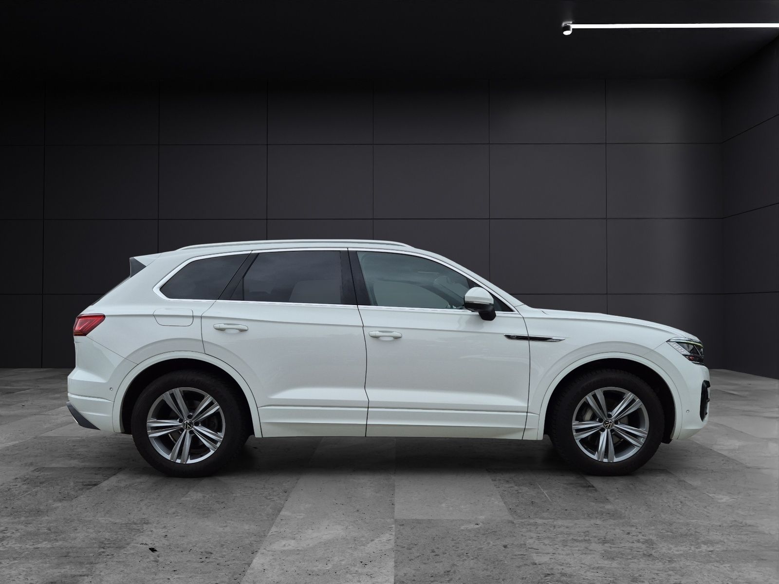 Volkswagen Touareg TDI R-Line 4M - Samsaru's Car Outlet