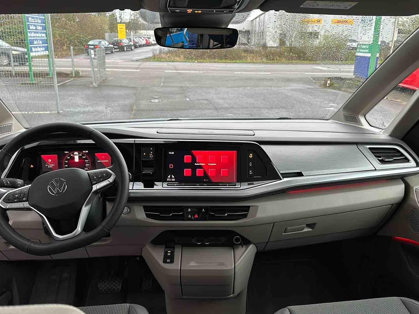 Volkswagen T7 Multivan 2.0 TDI Life - Samsaru's Car Outlet