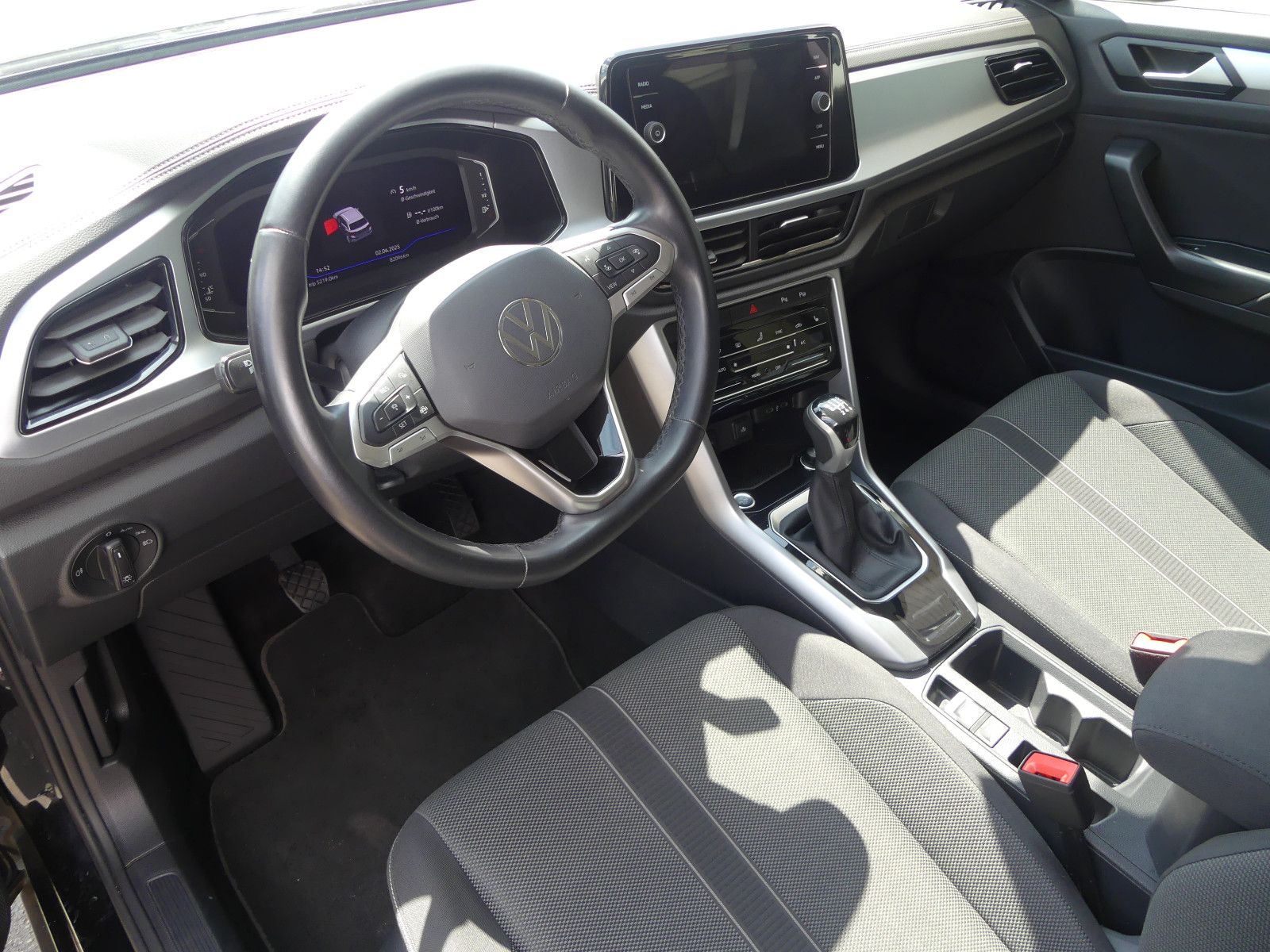Volkswagen T-Roc 1.5 TSI Life - Samsaru's Car Outlet