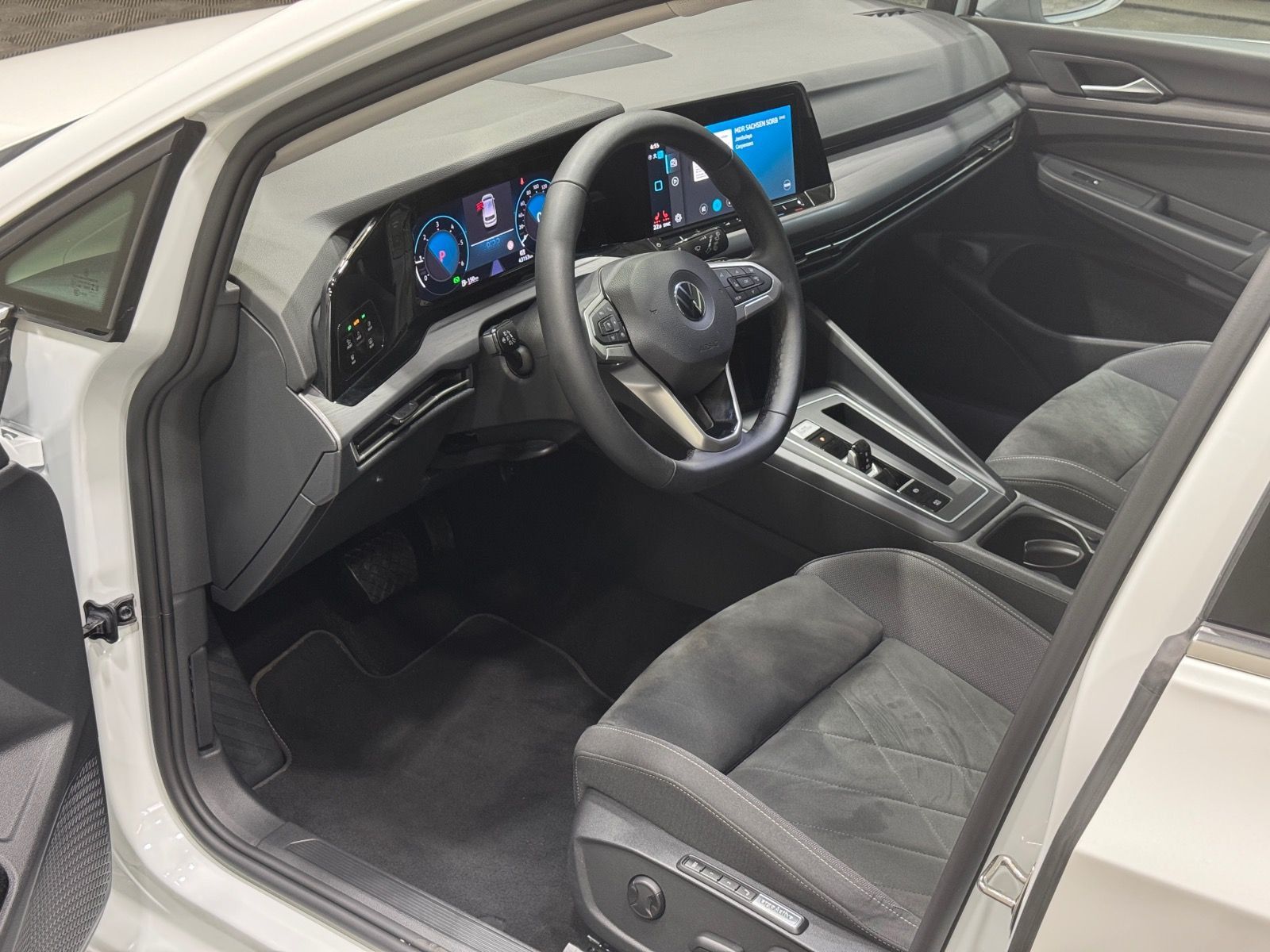 Volkswagen Golf Style 2.0 TDI DSG - Samsaru's Car Outlet