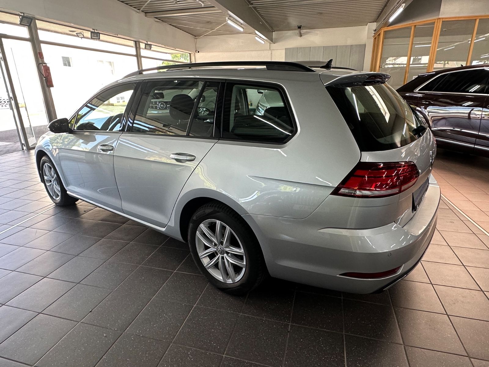 Volkswagen Golf VII 2.0 TDI Var. Comfortline - Samsaru's Car Outlet