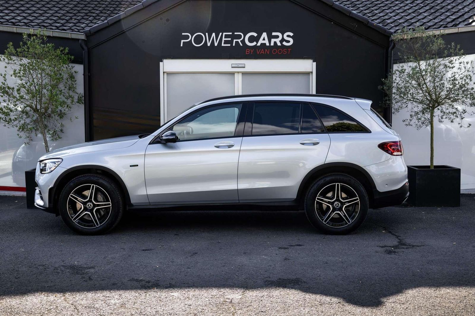 Mercedes-Benz GLC 300 e AMG Line - Samsaru's Car Outlet