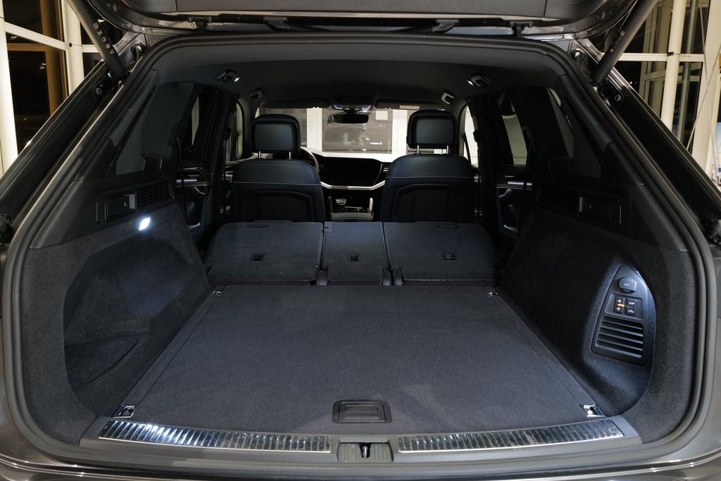 Volkswagen Touareg 3.0TDI R-Line - Samsaru's Car Outlet