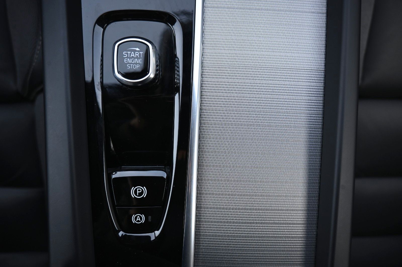 Volvo XC60 B5D AWD R-Design*LUFT*360*H&K*STHZ*HUD*QI