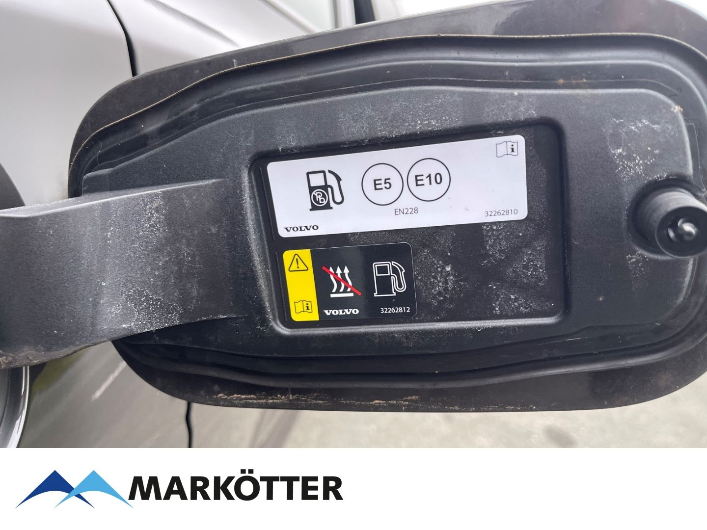 Volvo XC60 T6 AWD Recharge R Design - Samsaru's Car Outlet