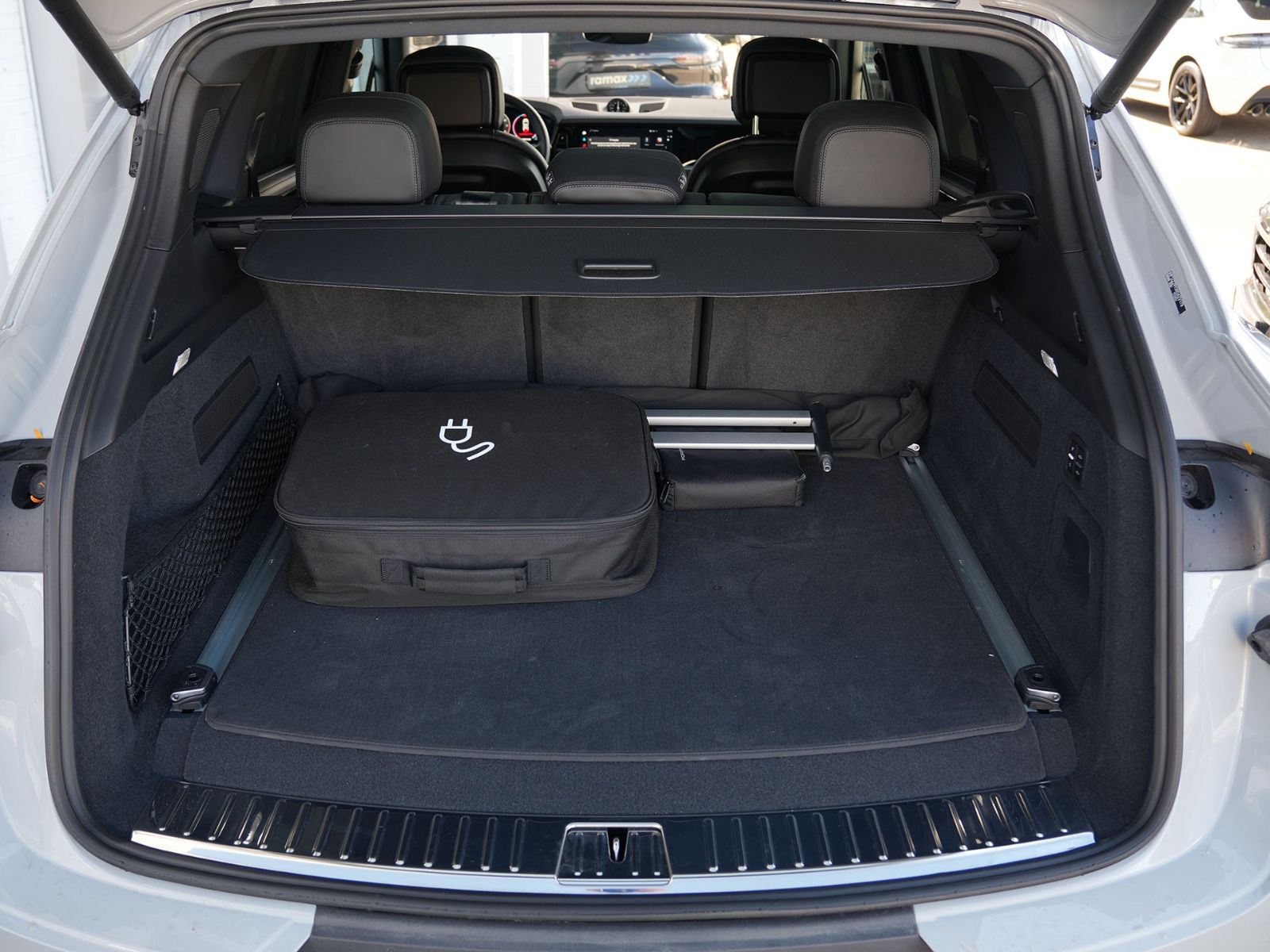 Porsche E-Hybrid INNODRIVE-LUFTF.-PANO-AHK-MASSAGE-VOLL