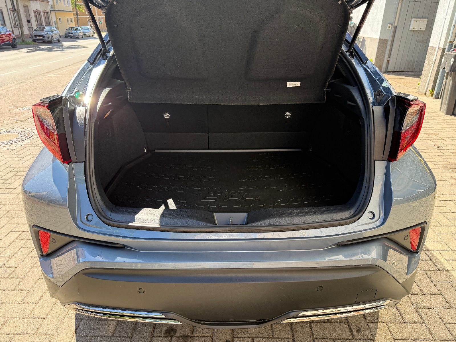 Toyota C-HR Hybrid 2.0 Team - Samsaru's Car Outlet