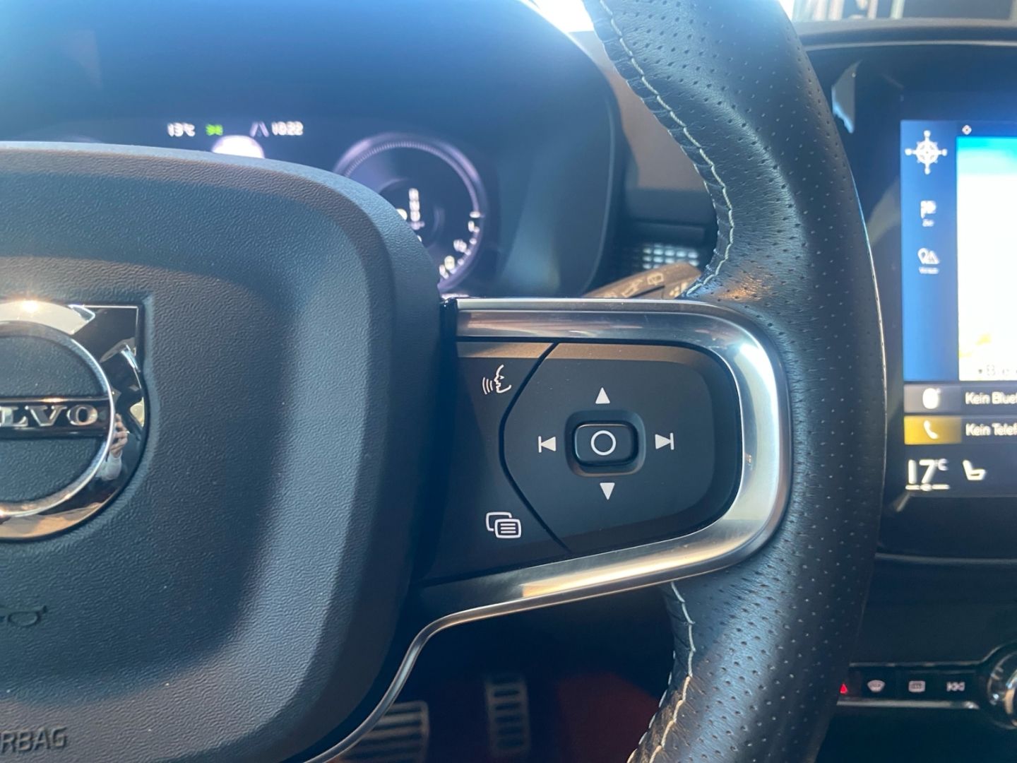 Volvo XC40 T5 Recharge DKG R-Design *AHK*360°*Pano*H/K