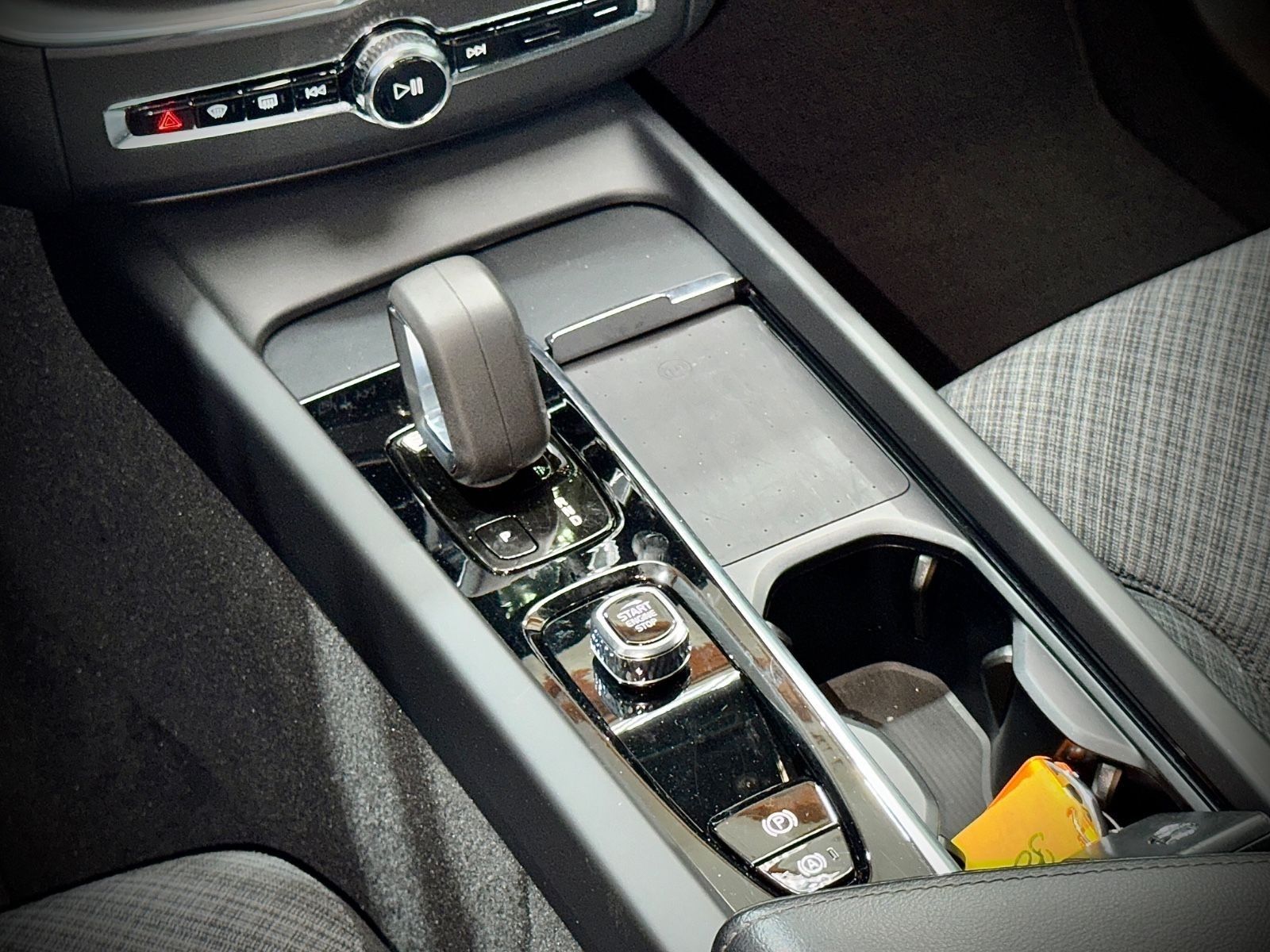 Volvo XC60 Momentum Pro 2WD - Samsaru's Car Outlet
