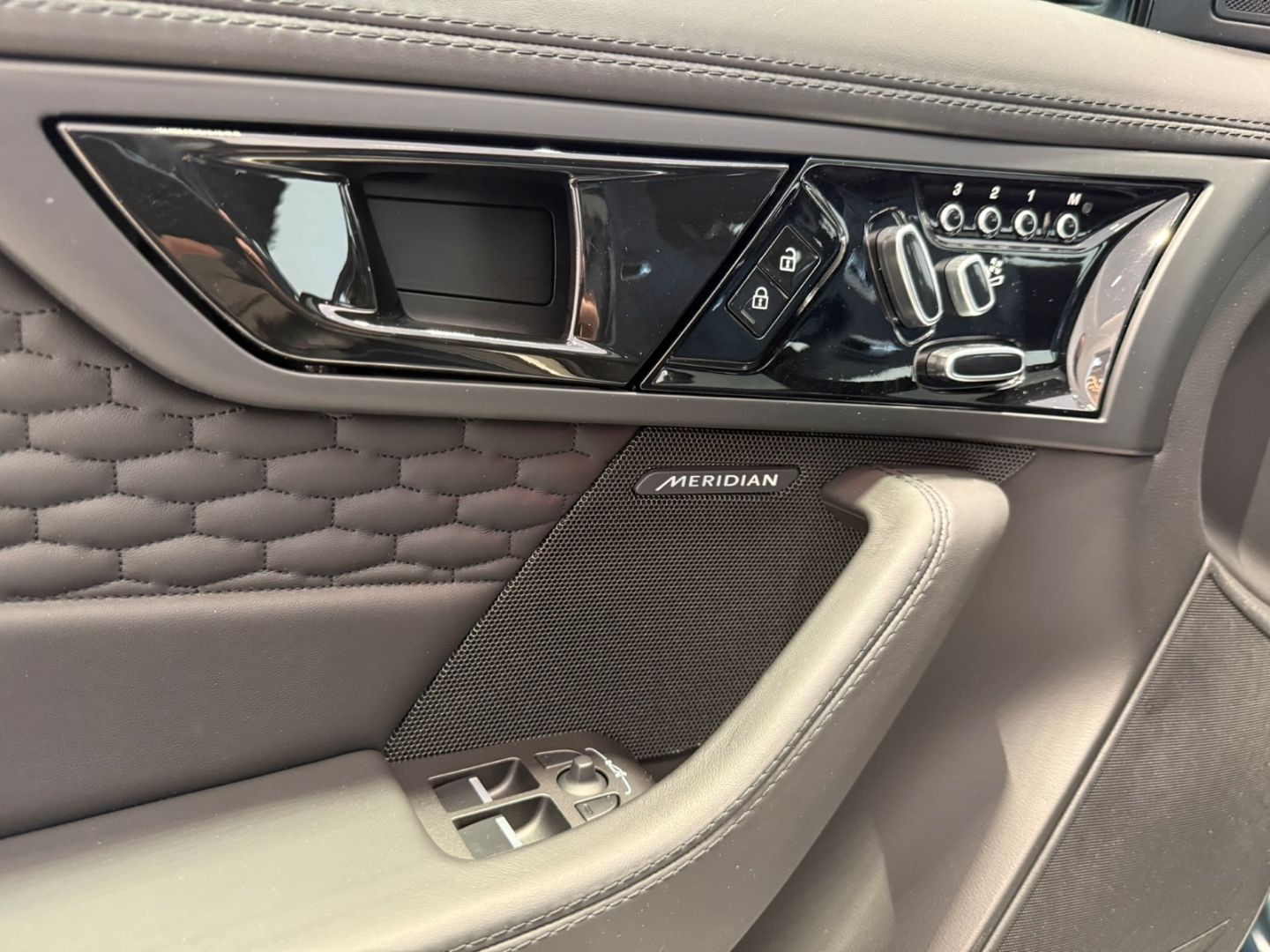 Jaguar F-Type P450 AWD Coupe 75 GLASDACH SITZKÜHLUNG
