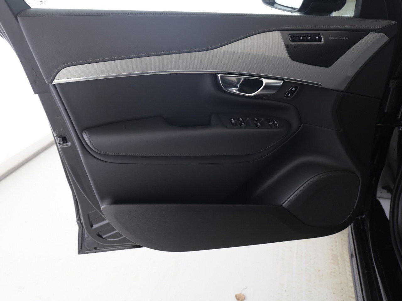Volvo XC90 Recharge T8 Plus Dark - Samsaru's Car Outlet