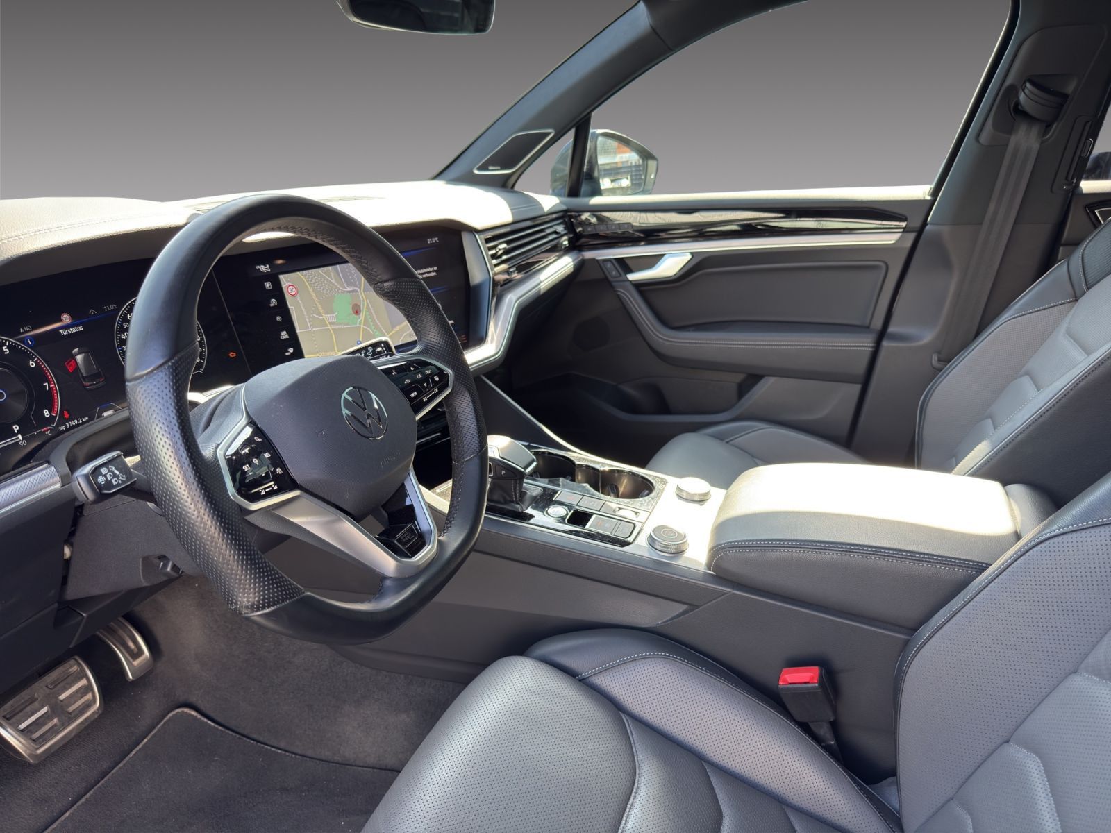 Volkswagen Touareg R-Line - Samsaru's Car Outlet