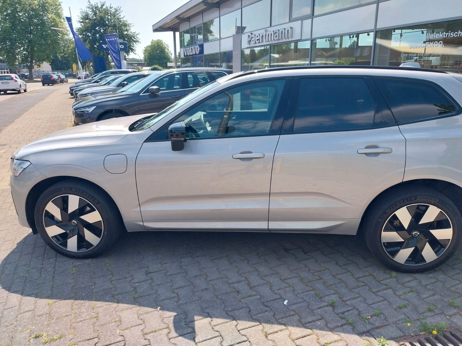 Volvo XC60 Ultimate Dark Recharge Plug-In Hybrid AWD - Samsaru's Car Outlet