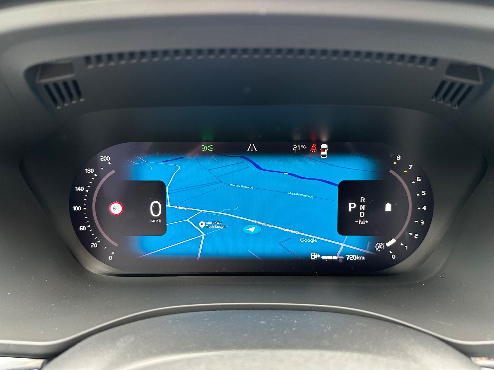 Volvo XC60 B5 AWD Ultimate Dark NAV+LED+PANO+AHK+STHZ