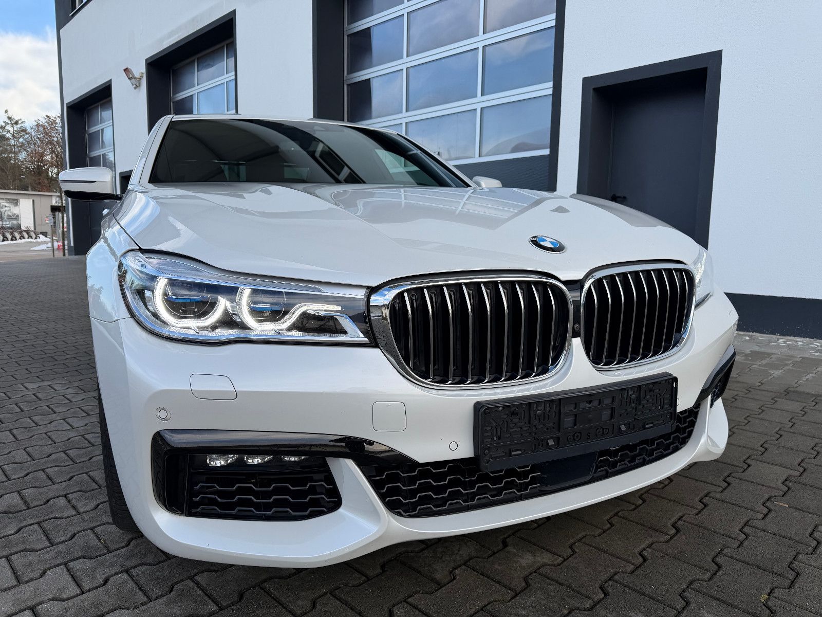 BMW 750ixDrive M-SPORT/MASSAGE/AHK/NIGHTV./LASER/H&K