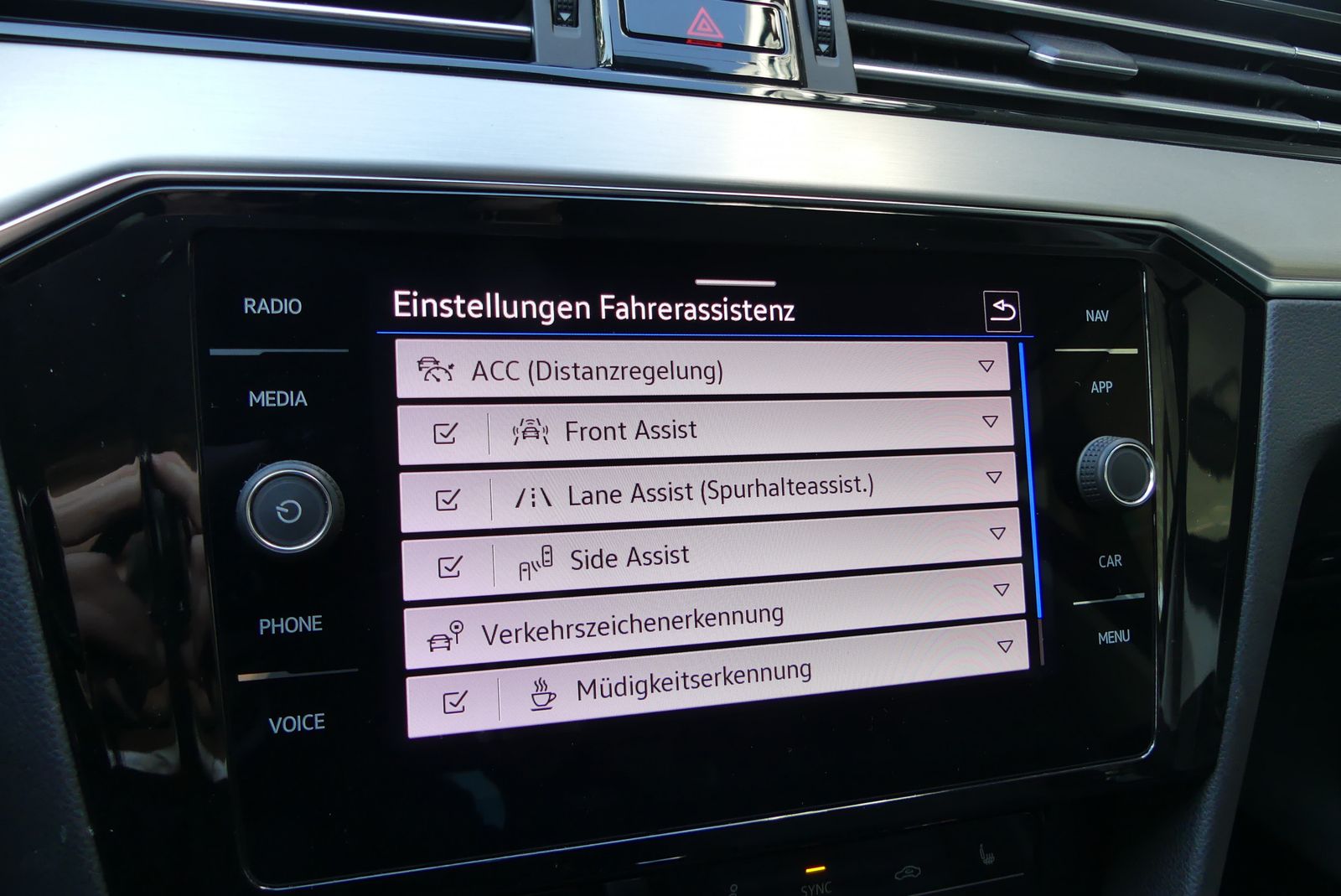 Volkswagen Passat Lim. Elegance - Samsaru's Car Outlet