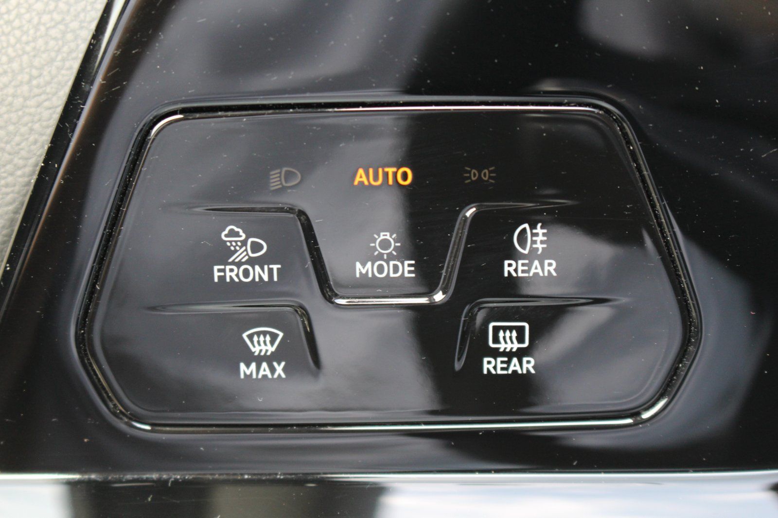 Volkswagen Golf VIII 2.0 TDI DSG Move - Samsaru's Car Outlet