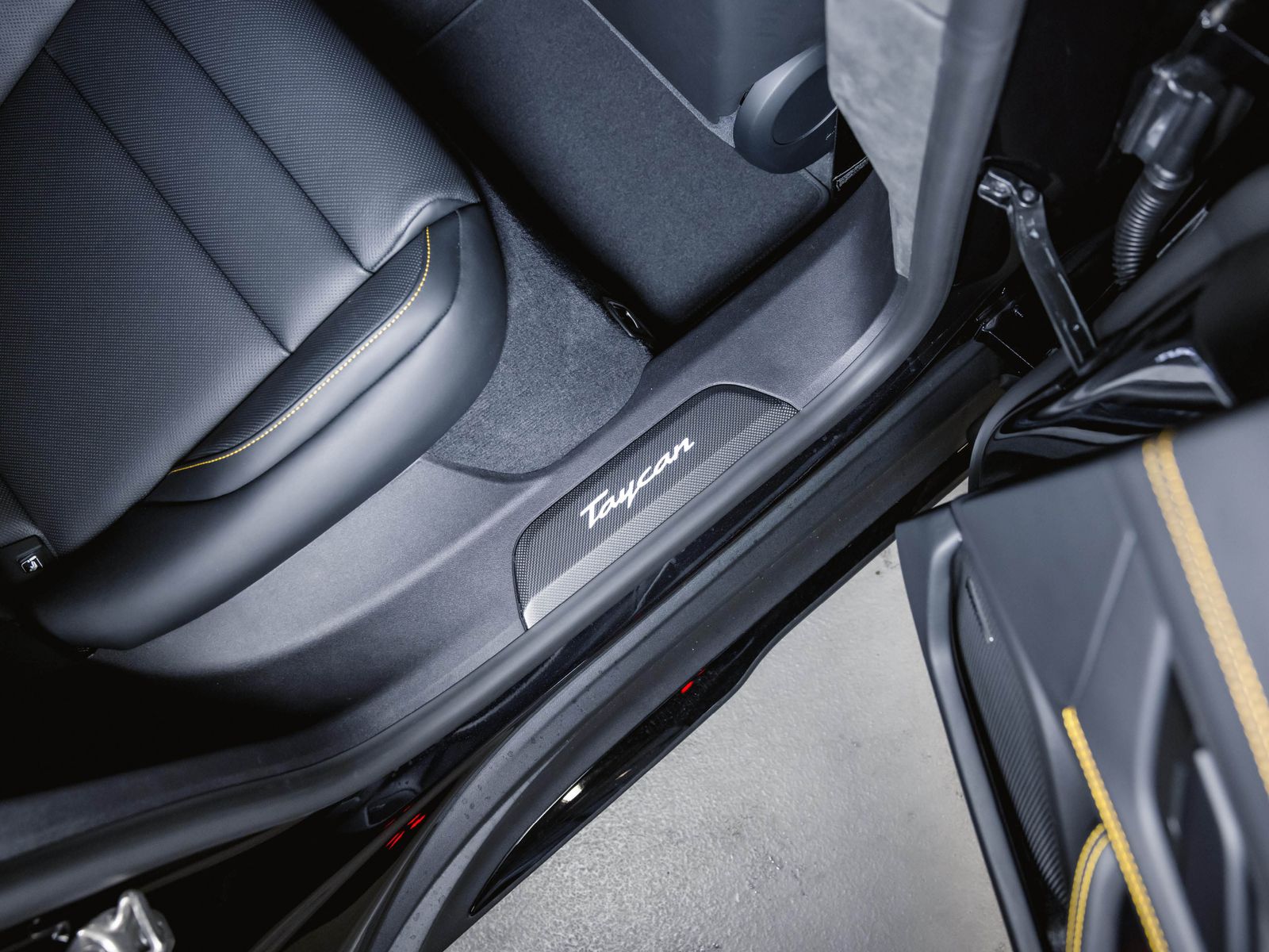Porsche Taycan Turbo Sport Turismo SportDesign Paket