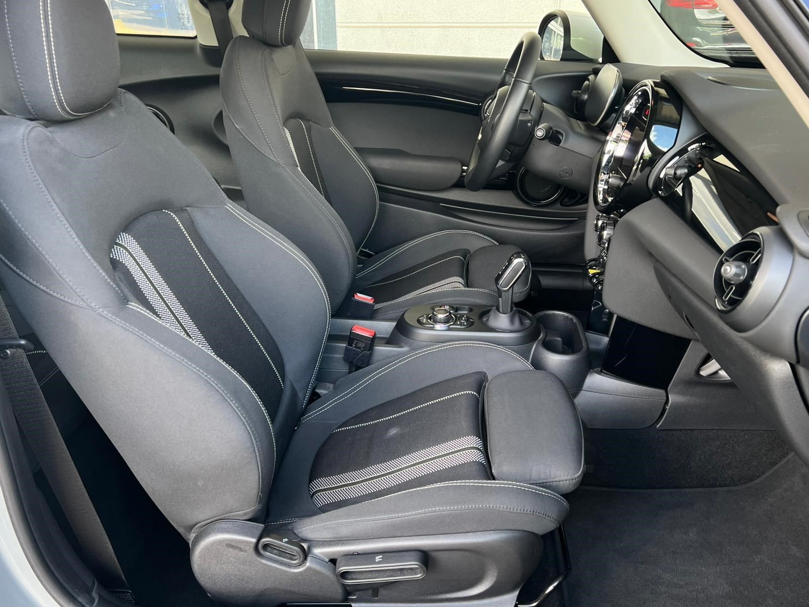 MINI Cooper SE Essential - Samsaru's Car Outlet