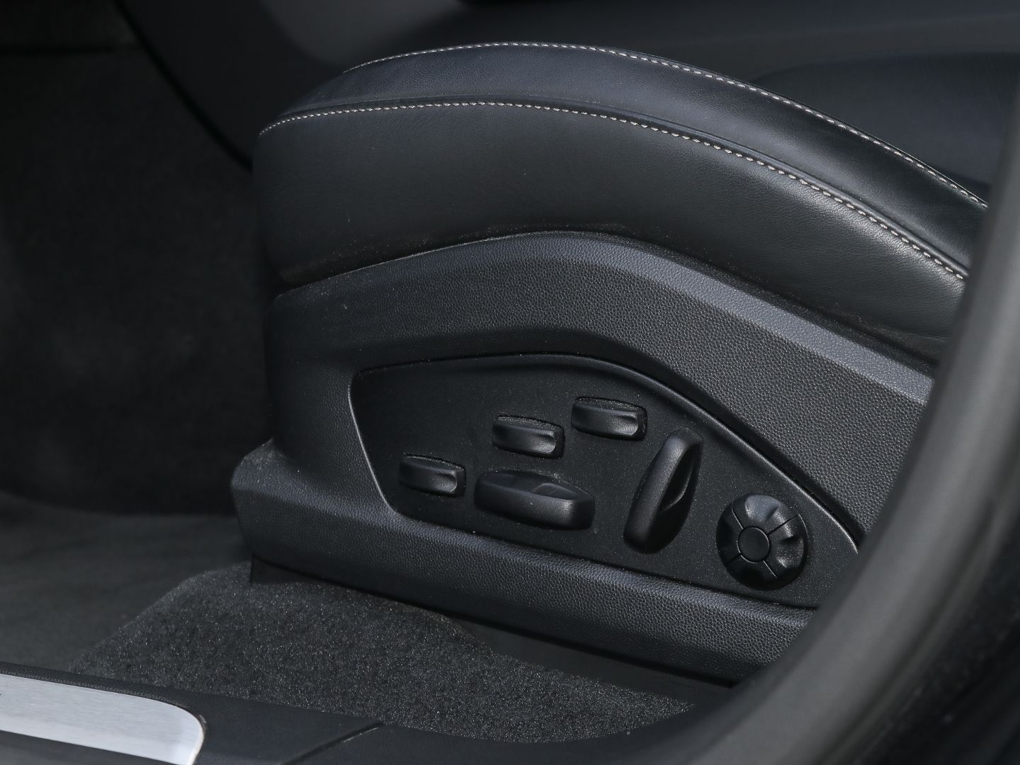 Porsche Macan Turbo Burmester InnoDrive HA-Lenkung