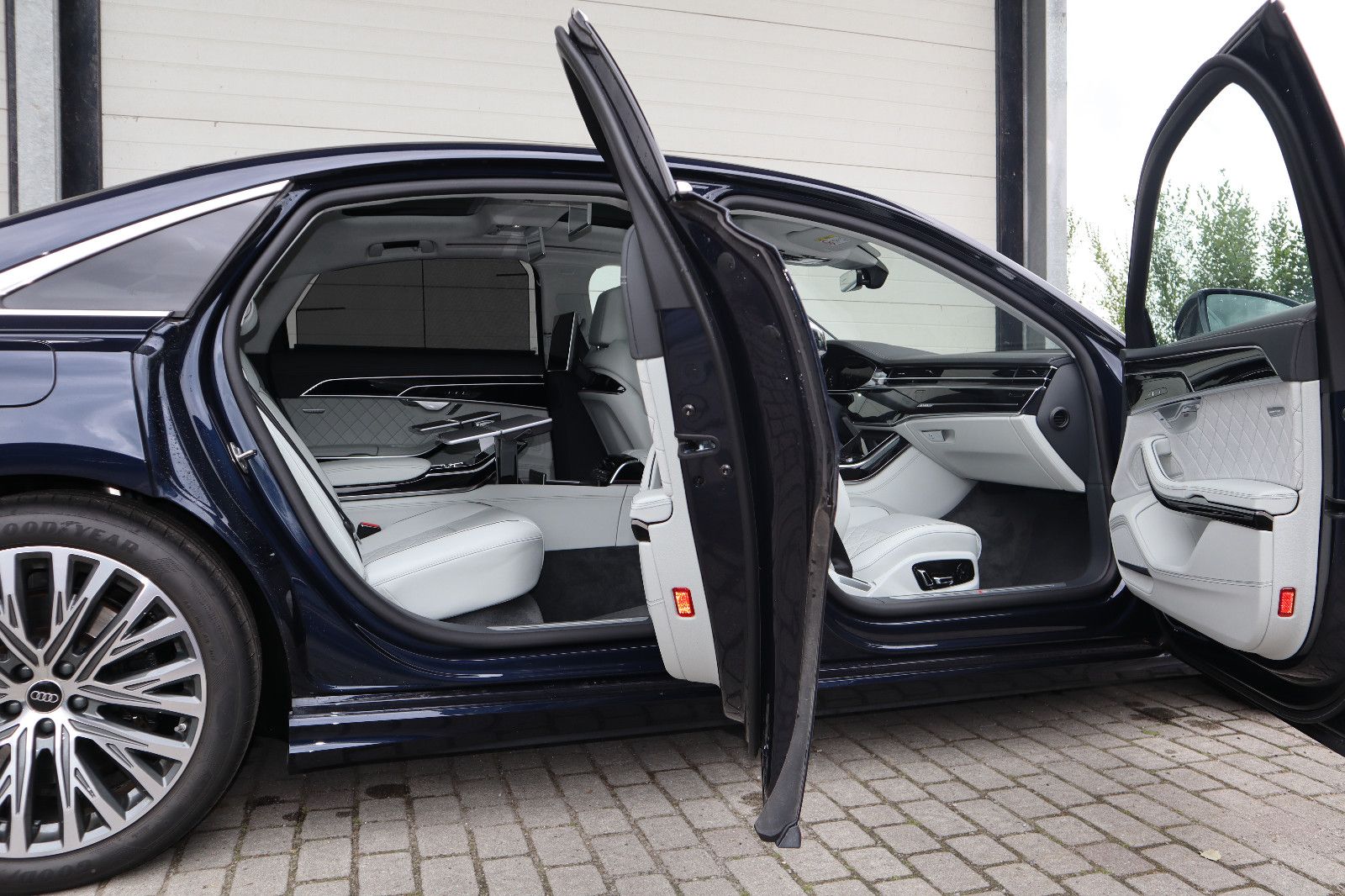 Audi A8L 60 TFSI e lang exclusive - Samsaru's Car Outlet