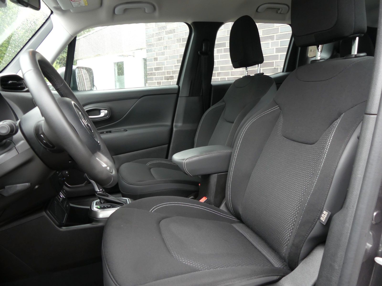 Jeep Renegade Limited FWD - Samsaru's Car Outlet