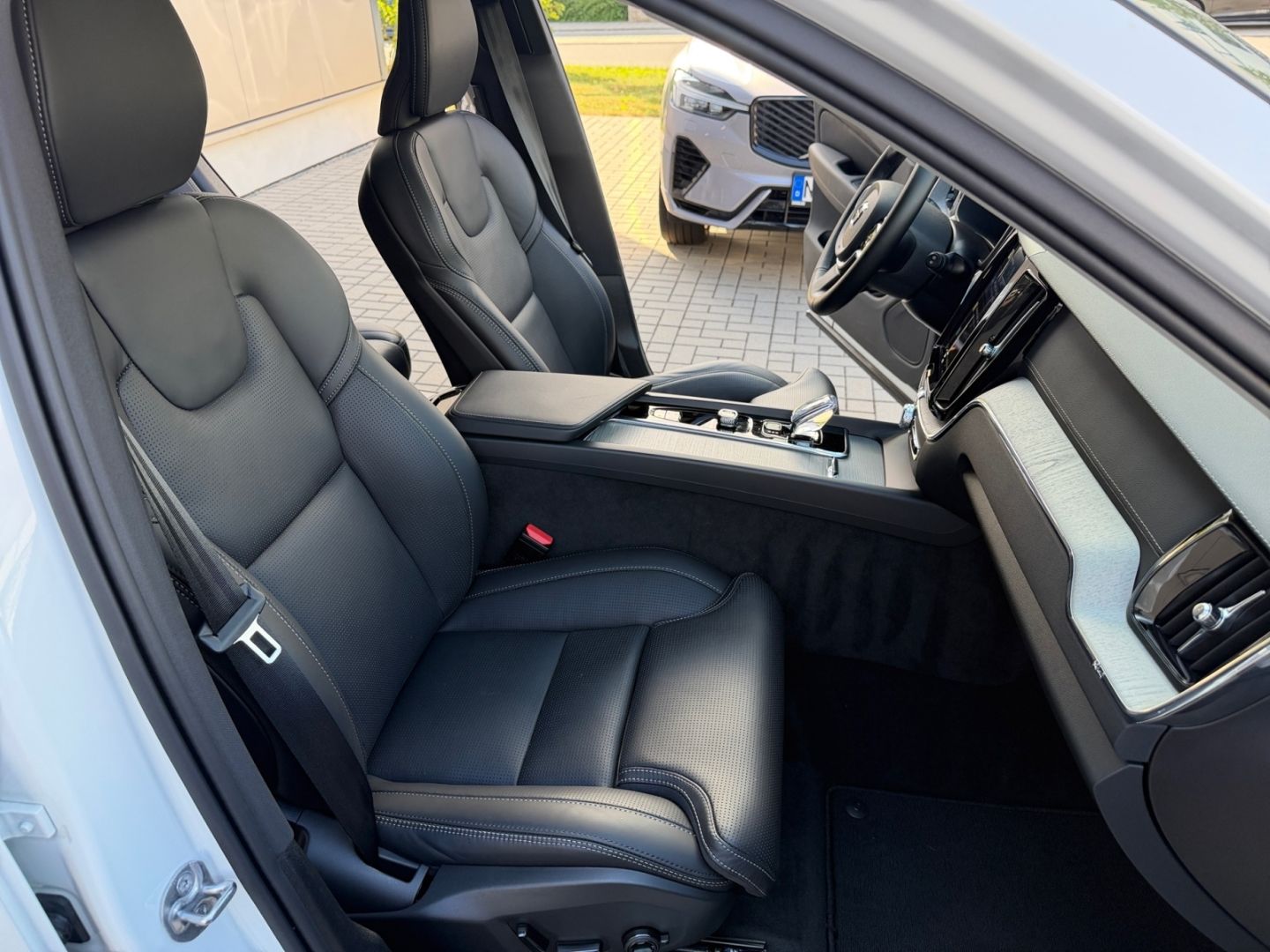 Volvo XC60 Ultra Dark AWD B5 Benzin EU6d HUD AD AHK Di