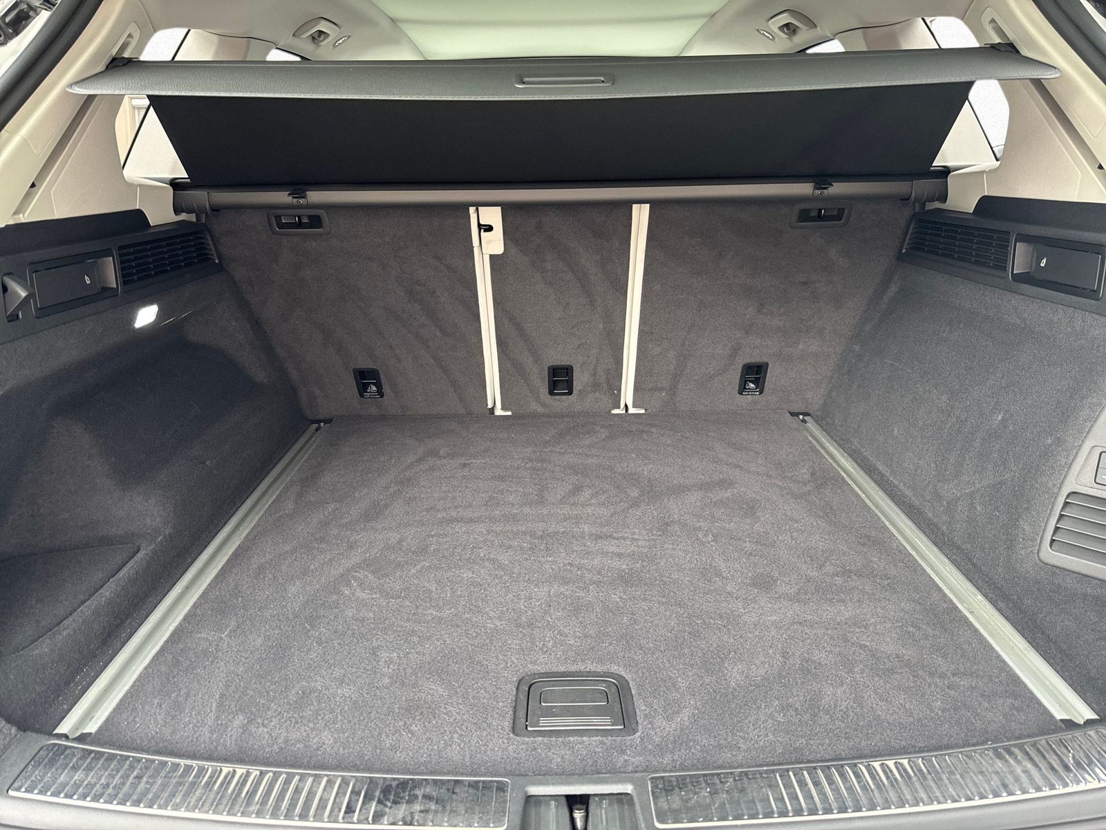 Volkswagen Touareg Elegance 3.0 TDI 4MOTION - Samsaru's Car Outlet