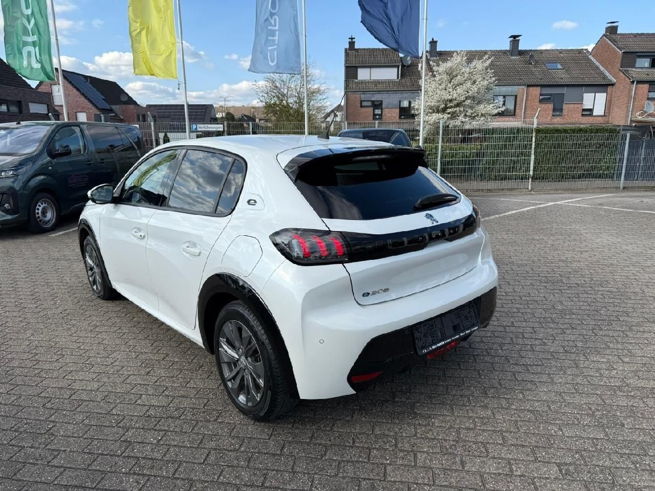 Peugeot 208 e- Allure Pack - Samsaru's Car Outlet