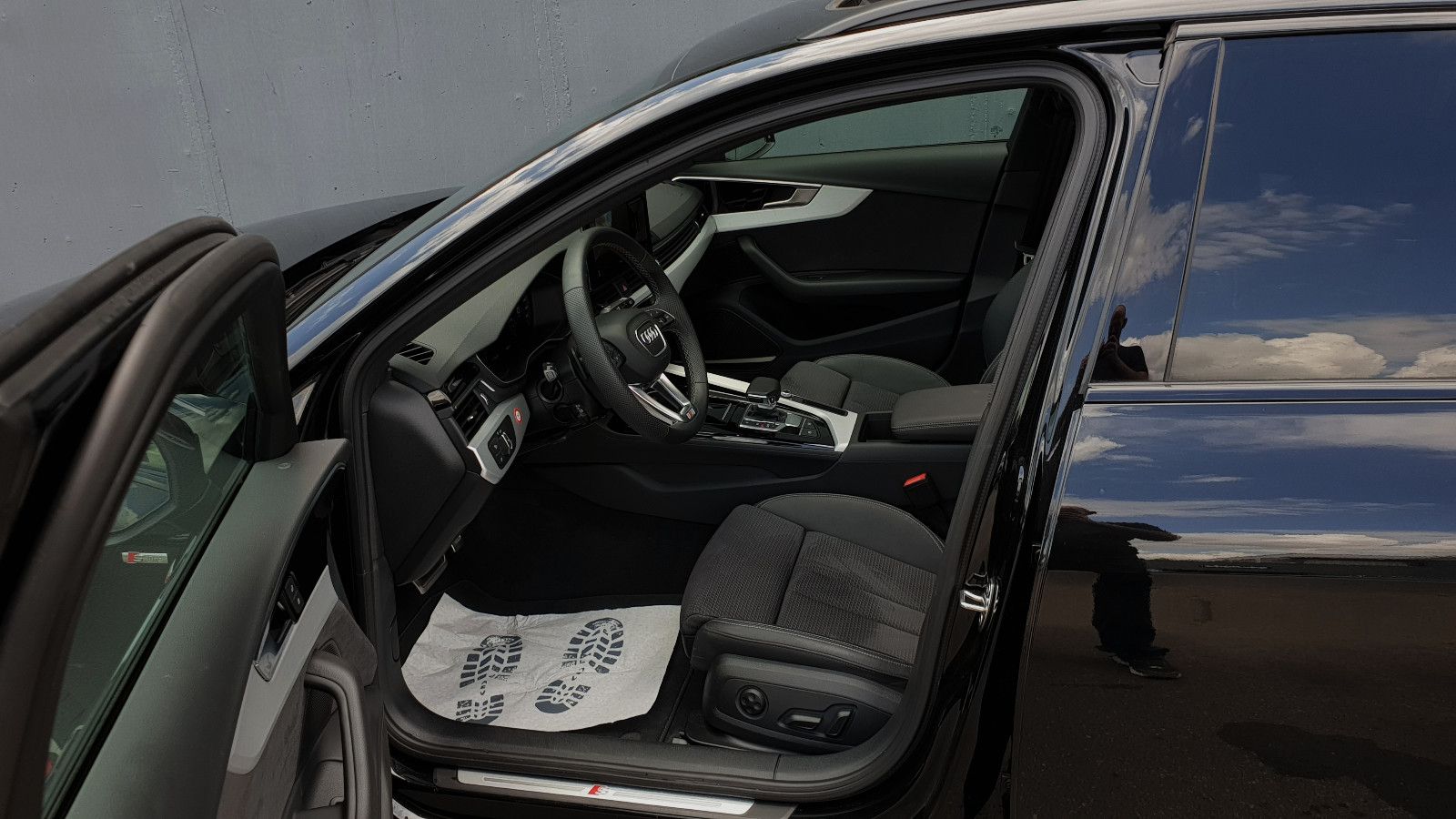 Audi A4 Avant 40 TFSI S tronic S Line - Samsaru's Car Outlet
