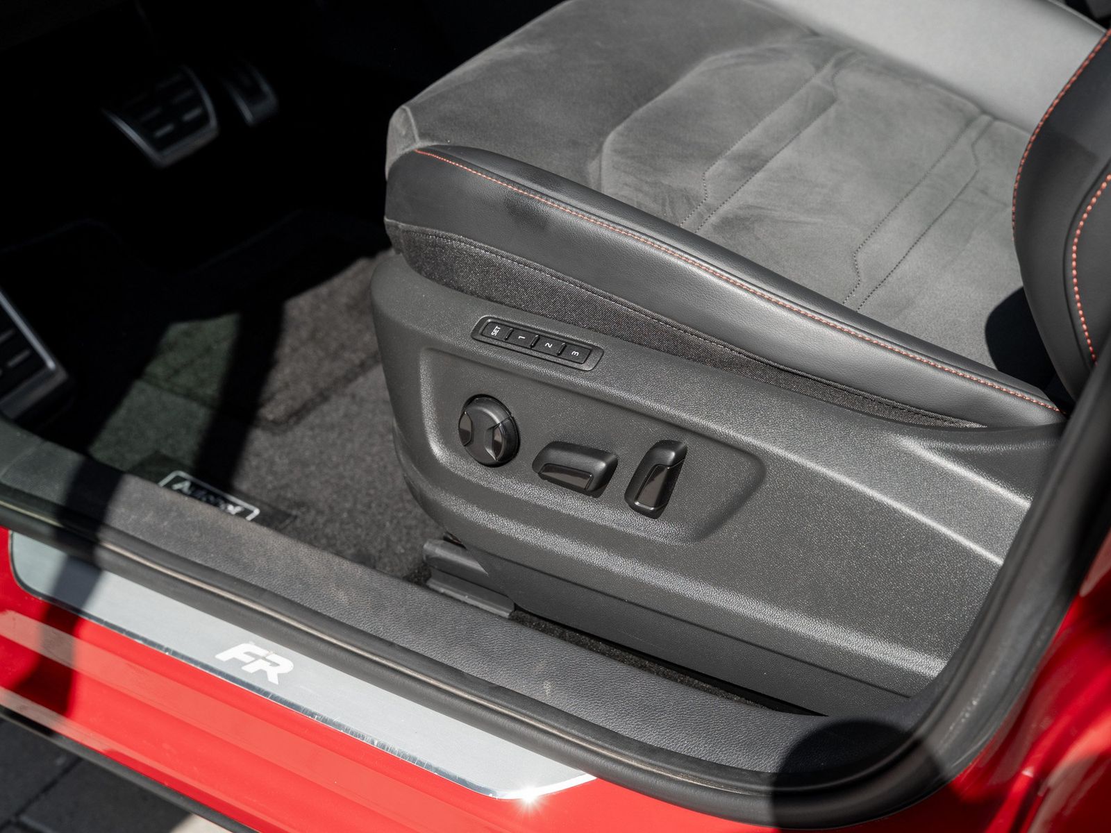 Seat ATECA FR 1.5 TSI DSG AHK Kam. Navi Pano Sportp.