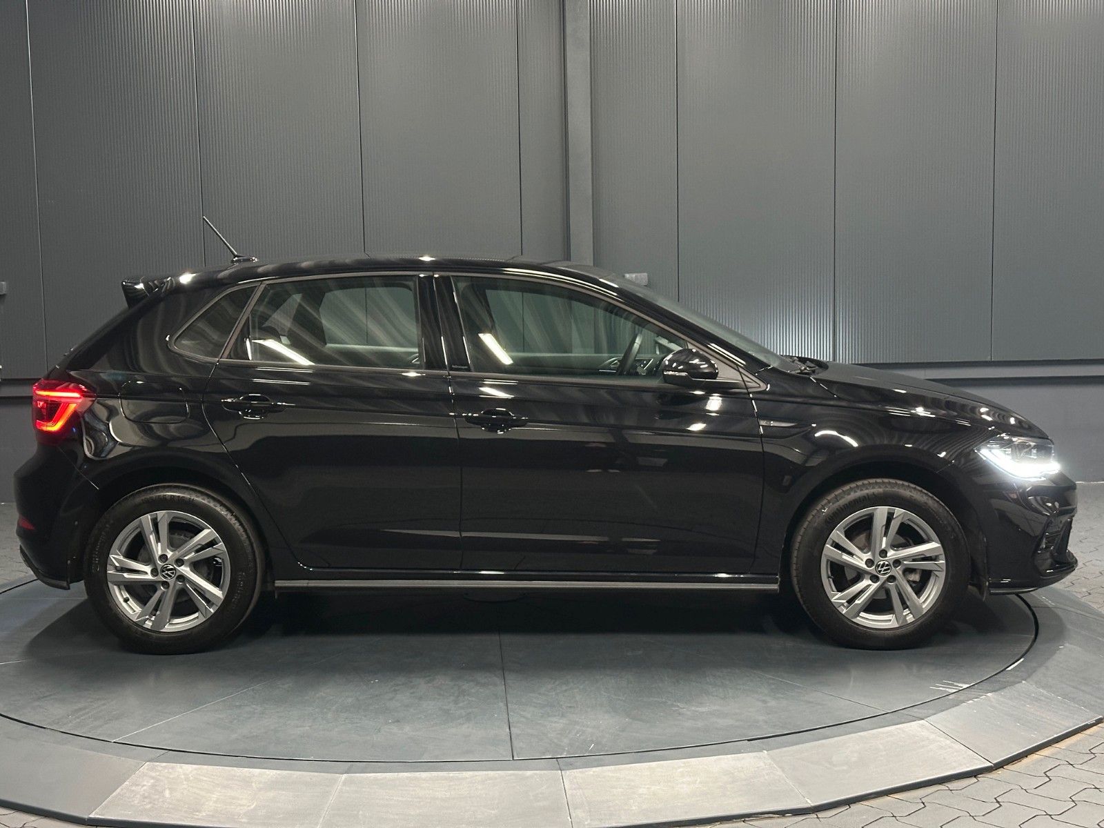 Volkswagen Polo VI R-Line *NAVI*IQ.Drive*KAMERA*CarPlay*ACC