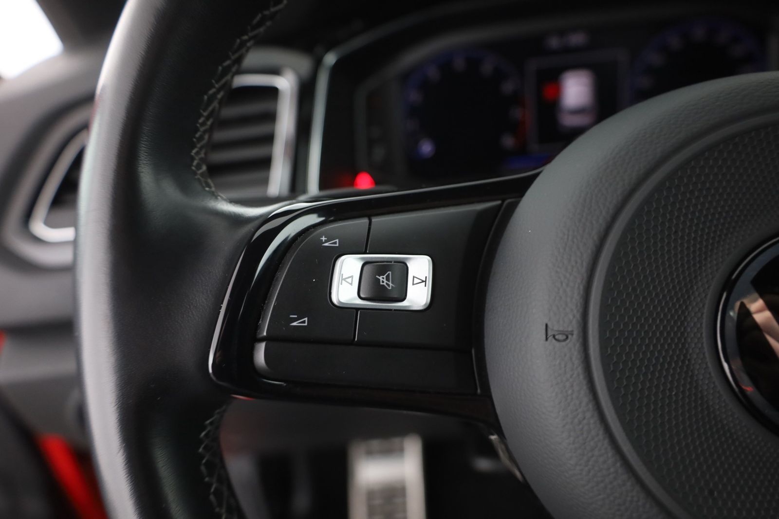 Volkswagen T-Roc 2.0 TSI R 4Motion - Samsaru's Car Outlet